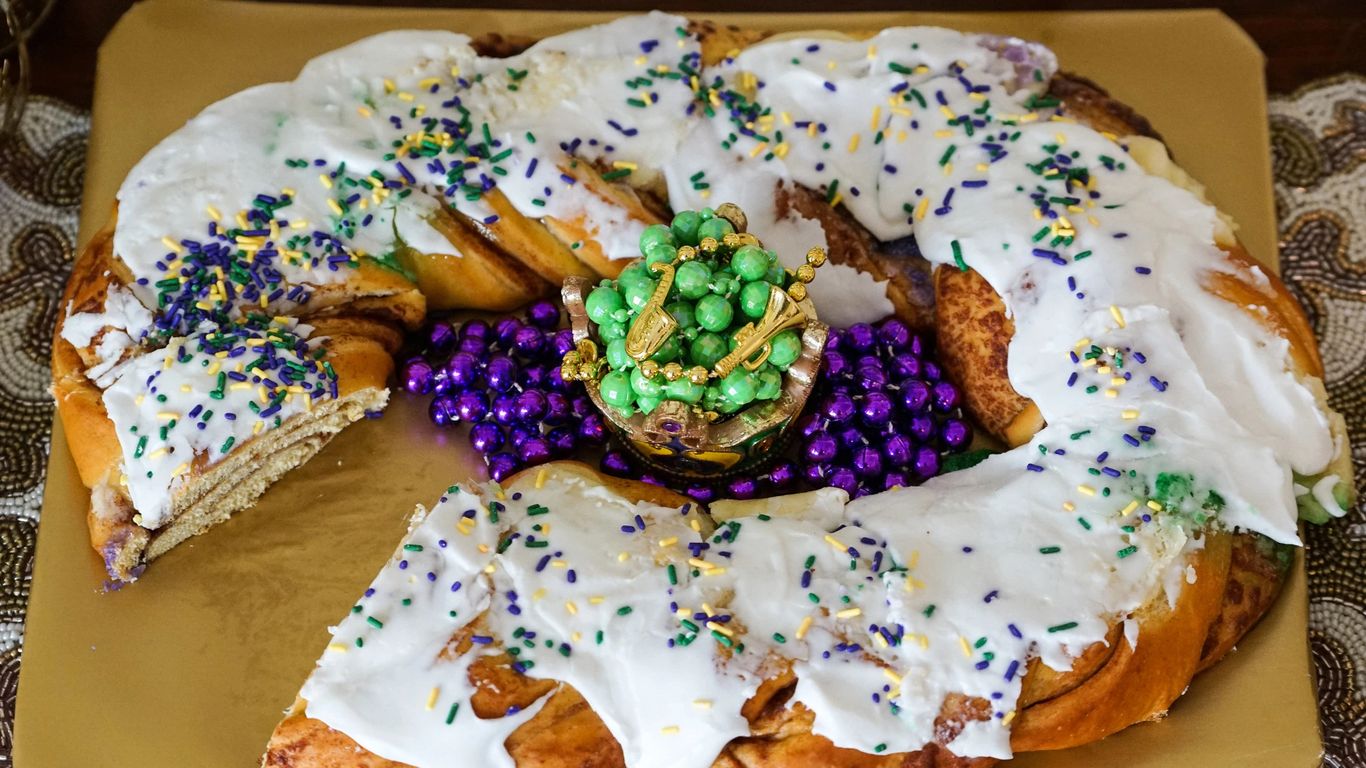 New Orleans Bakeries That Ship King Cakes For Mardi Gras Axios New