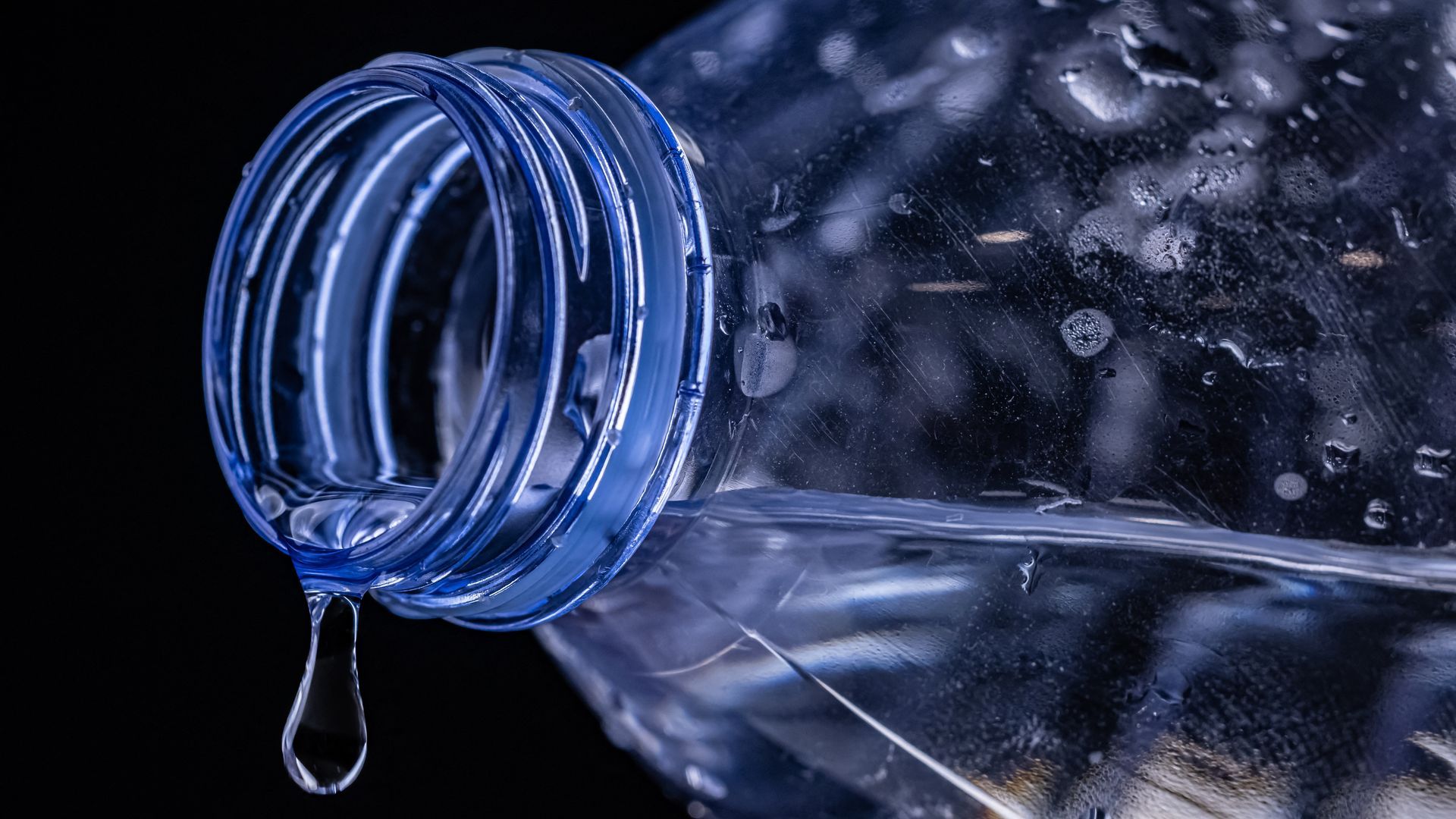 Photo of water dripping from plastic bottle