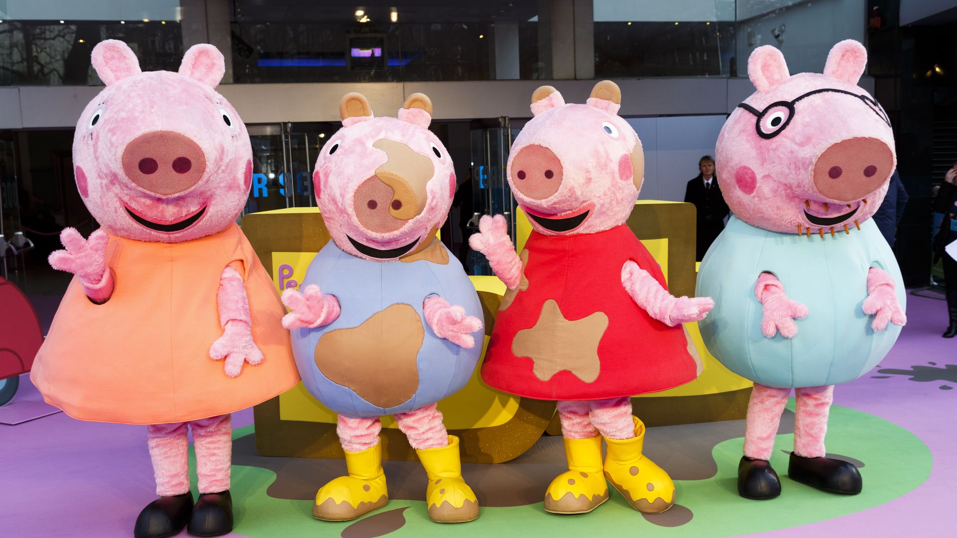Peppa the Pig cartoon with her family