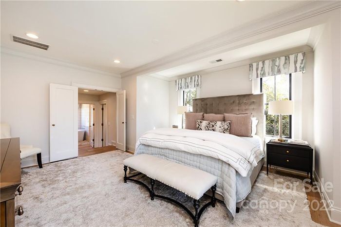 2209 Sherwood Ave. bed