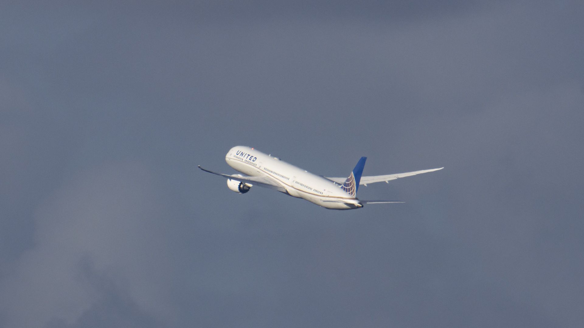 United Airlines Boeing 787-10 takes off.