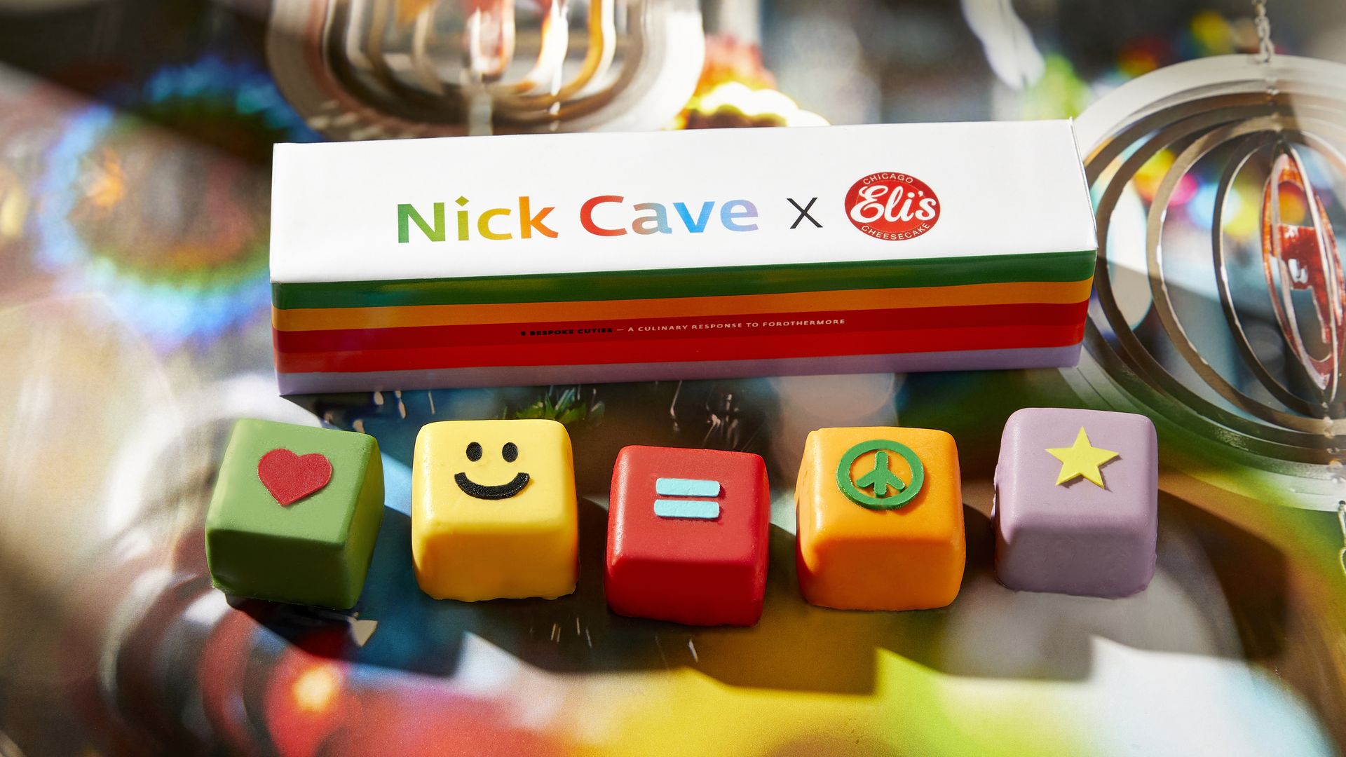 Photo of cheesecakes with decorative art. 