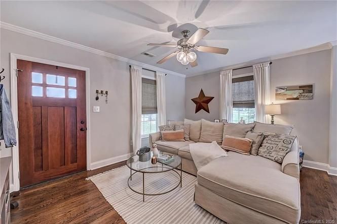 1524 Shamrock Drive living