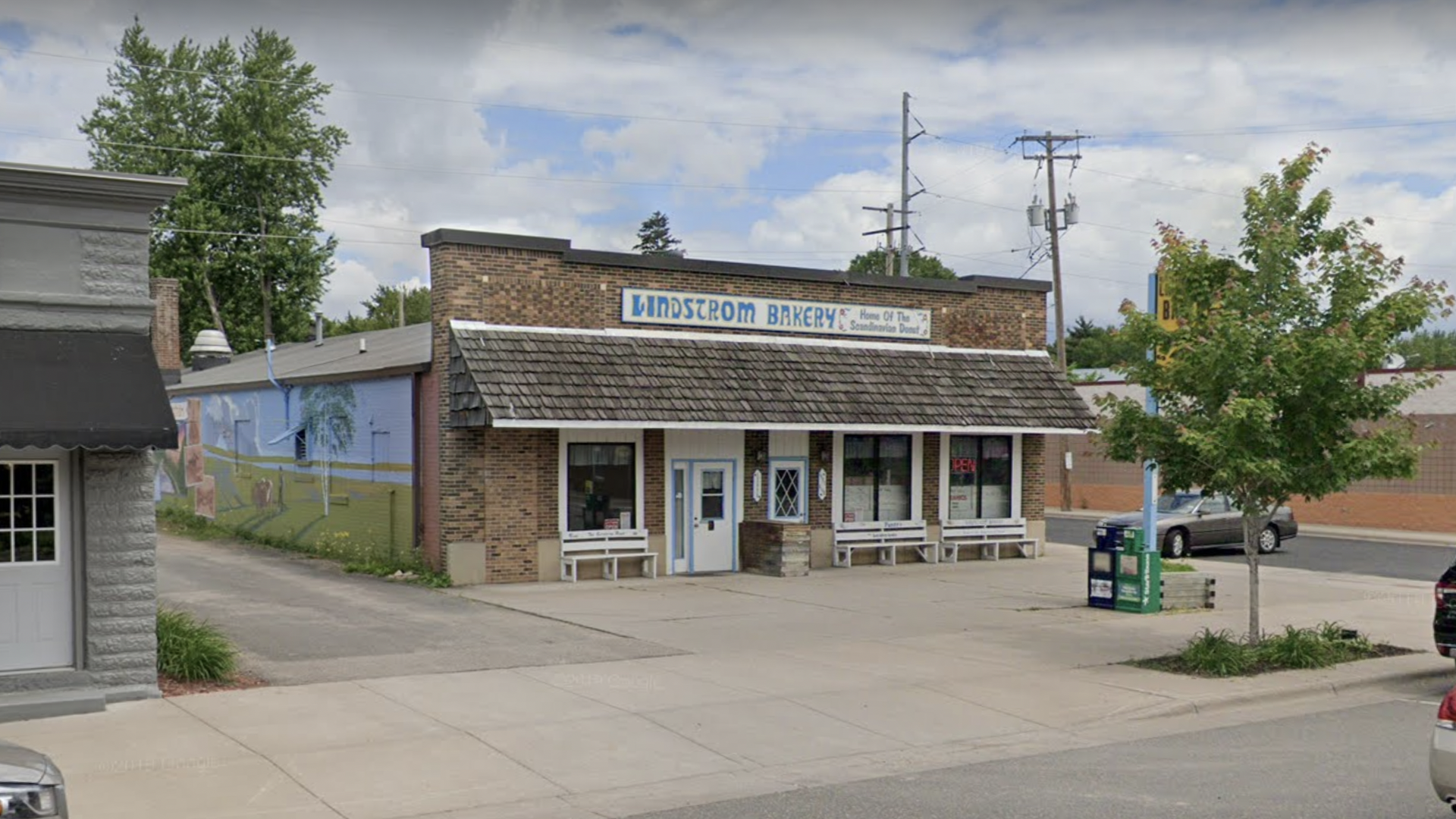 The storefront of Lindstrom Bakery.