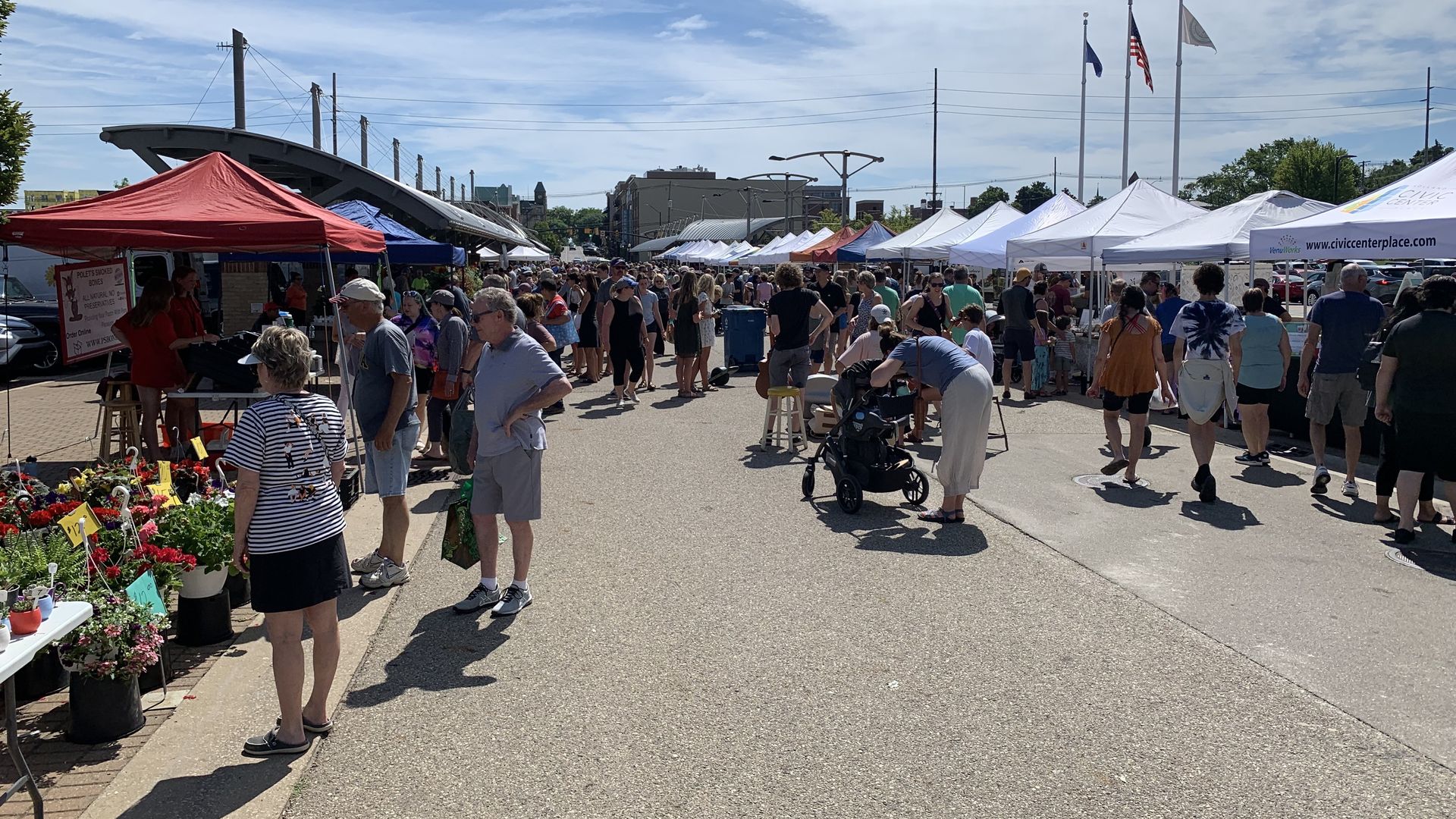 Photo of a farmers market