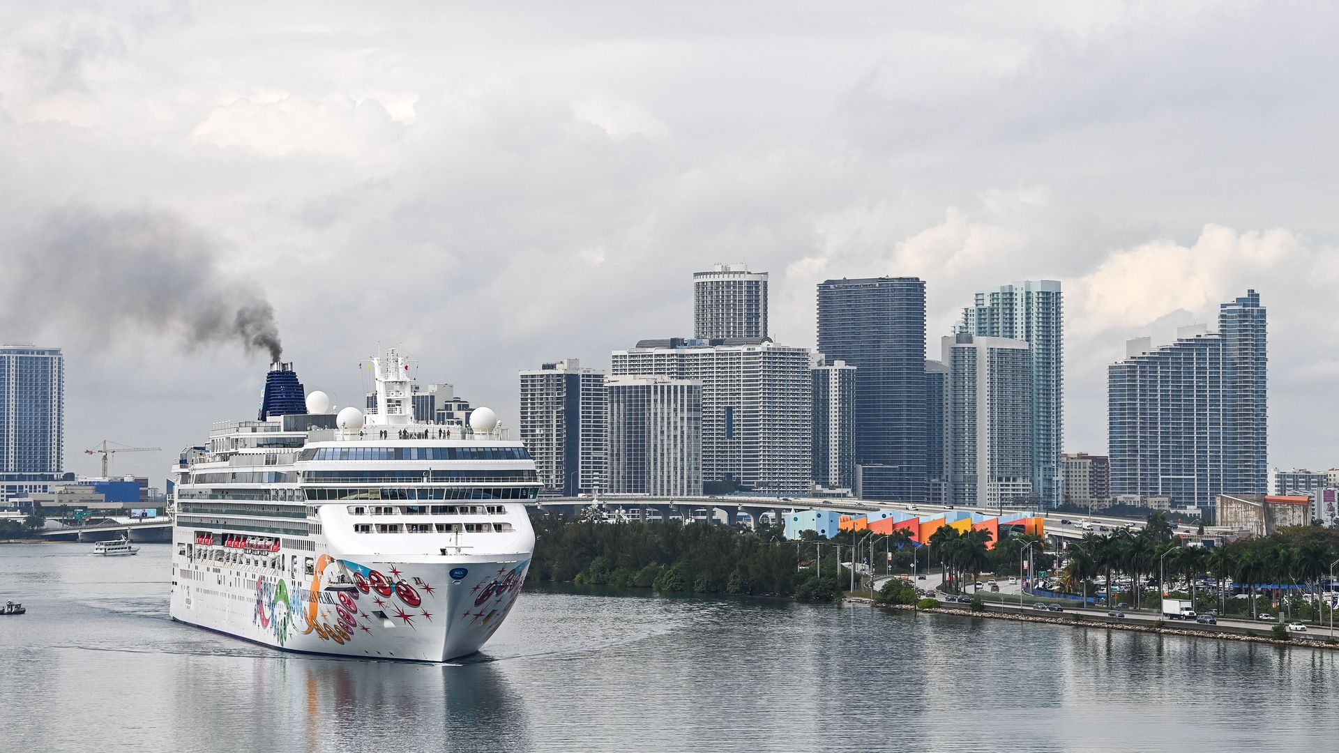 Photo of a cruise returning to port in Miami 
