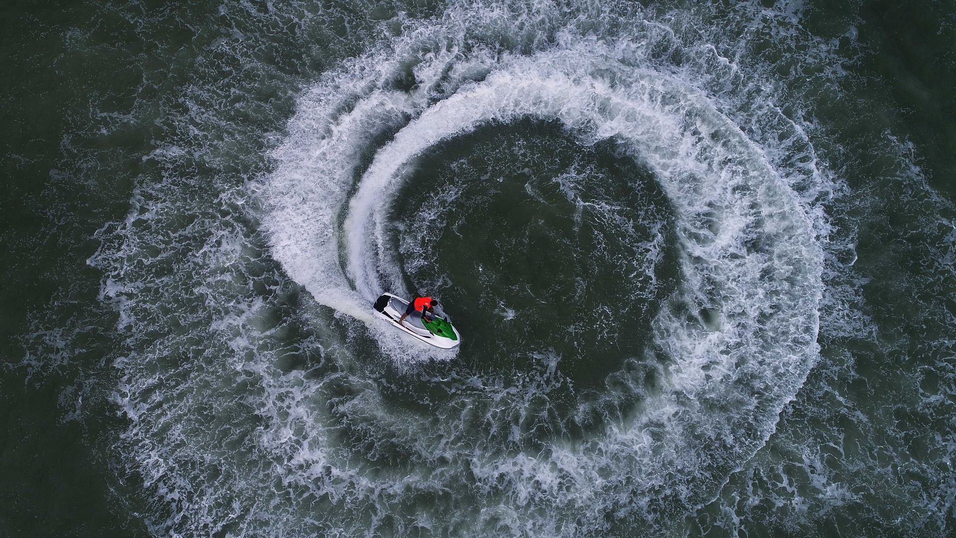 Boat driving in a circle