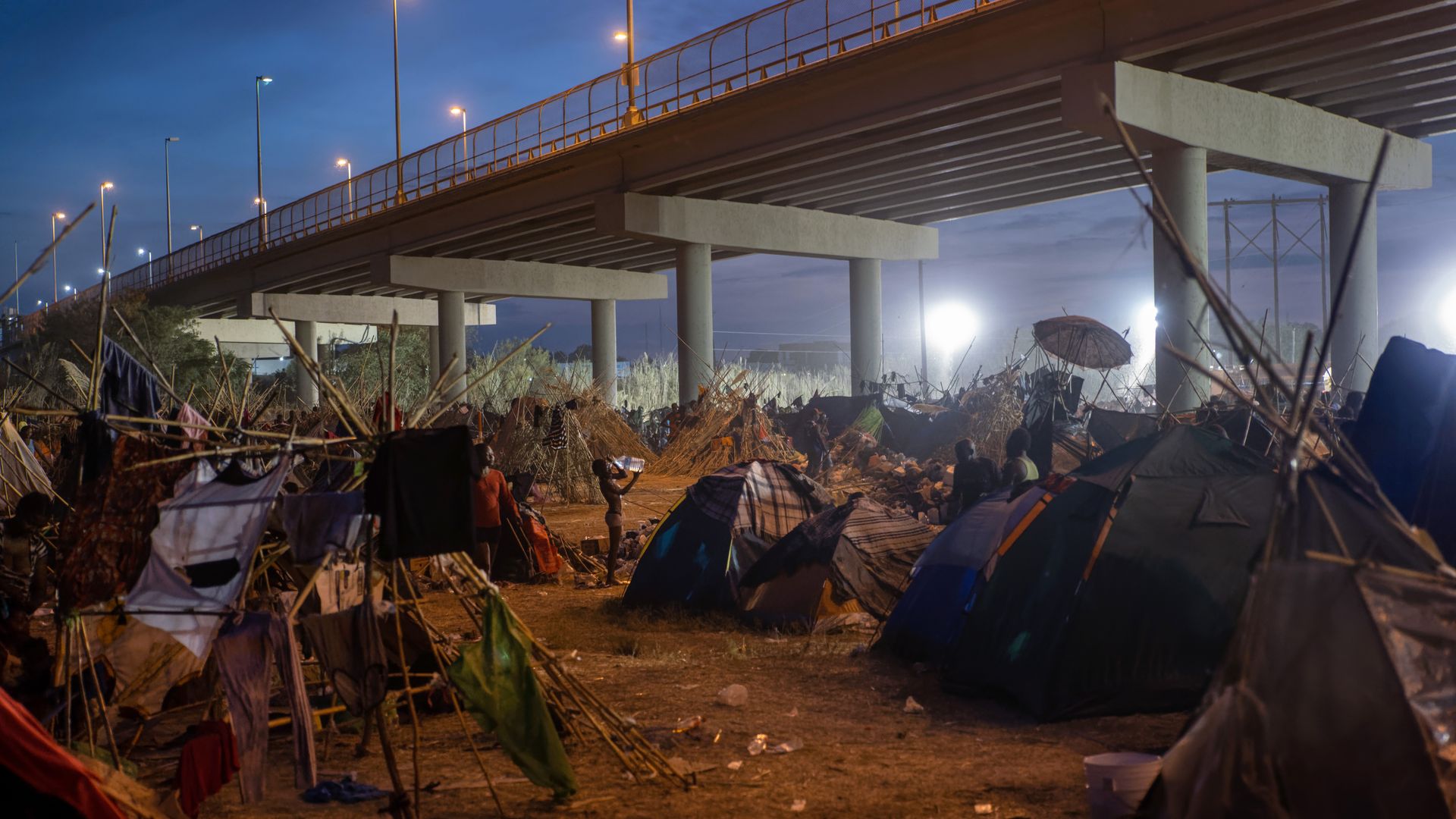Picture of the Del Rio bridge with many tents underneath