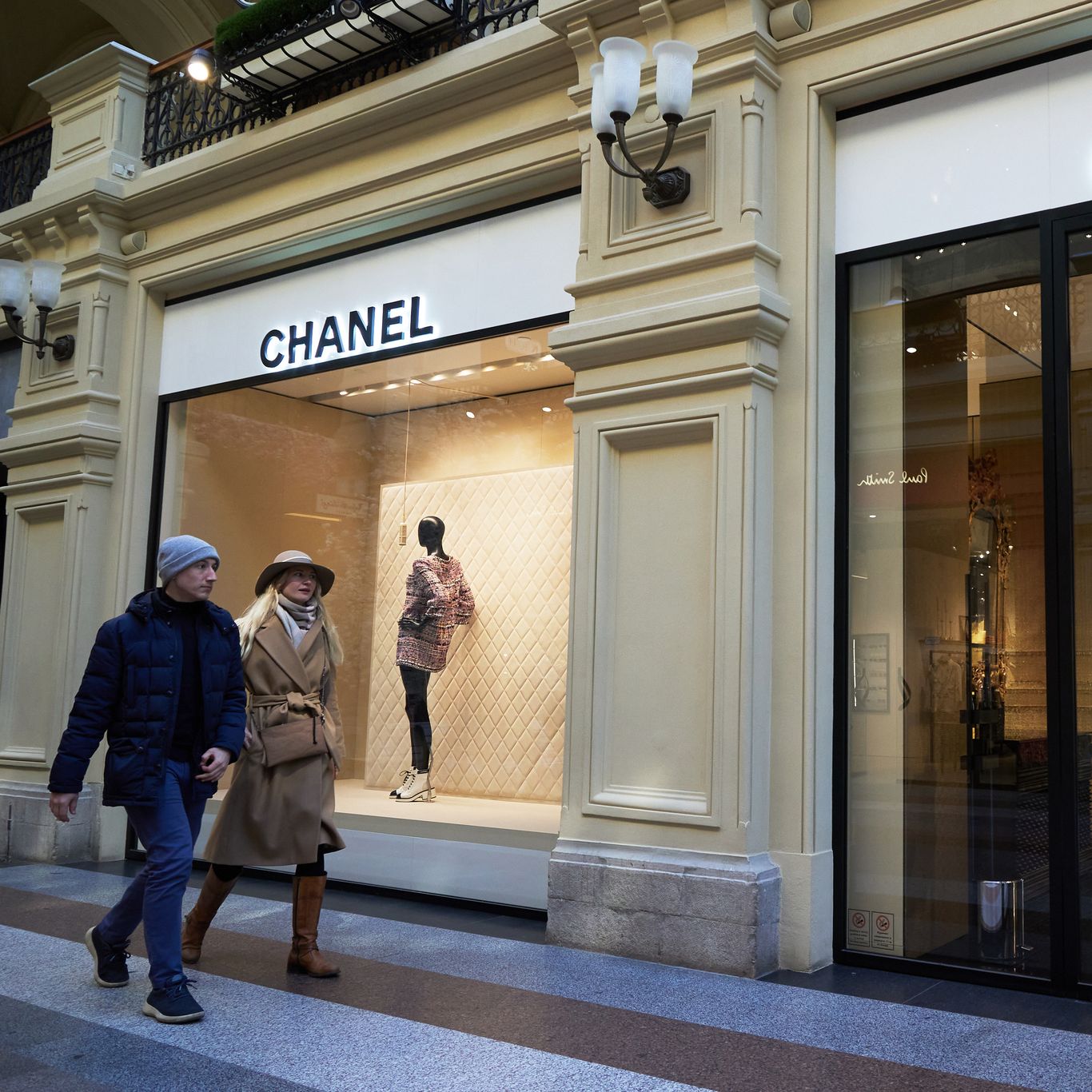 Ukraine war: Chanel restricts sales of goods to Russians abroad - BBC News