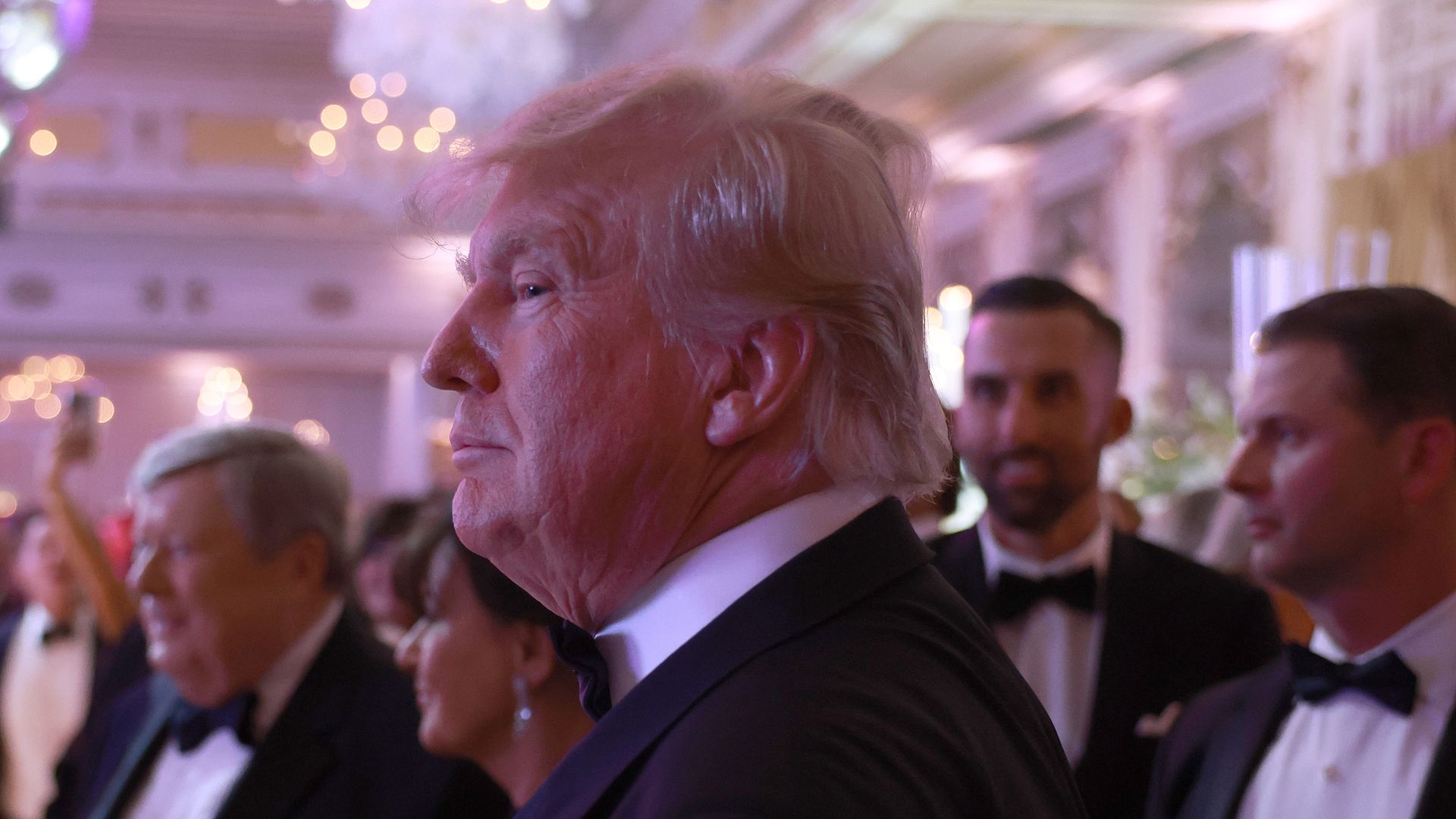  Former U.S. President Donald Trump greets people as he arrives for a New Years event at his Mar-a-Lago home on December 31, 2022 in Palm Beach, Florida.