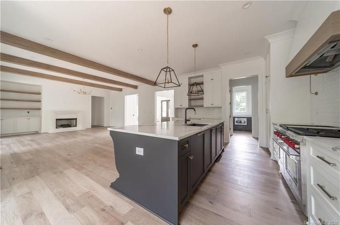 315 Mammoth Oaks Dr kitchen island