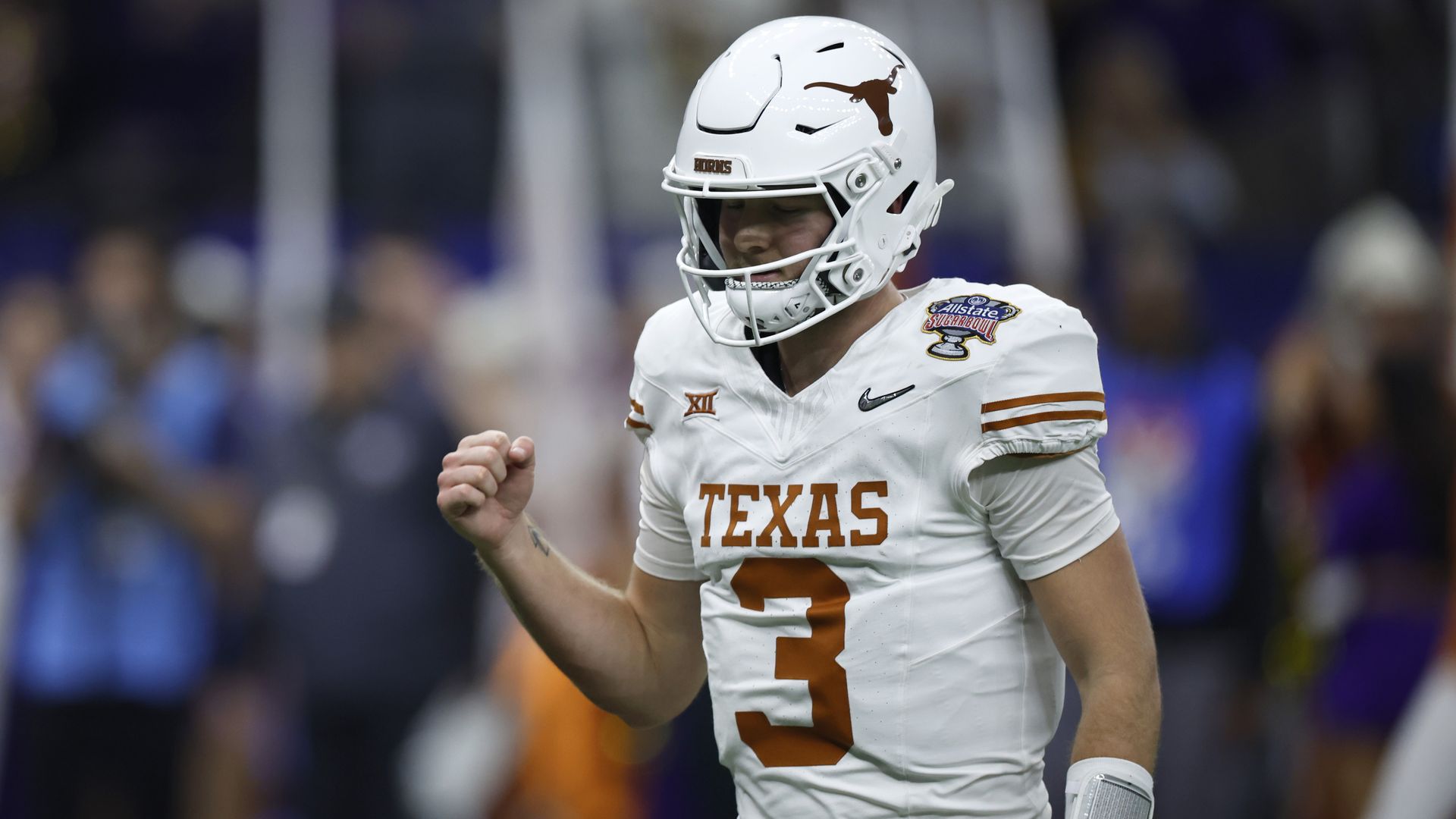 A photo of a football player with the number "3" on his jersey.