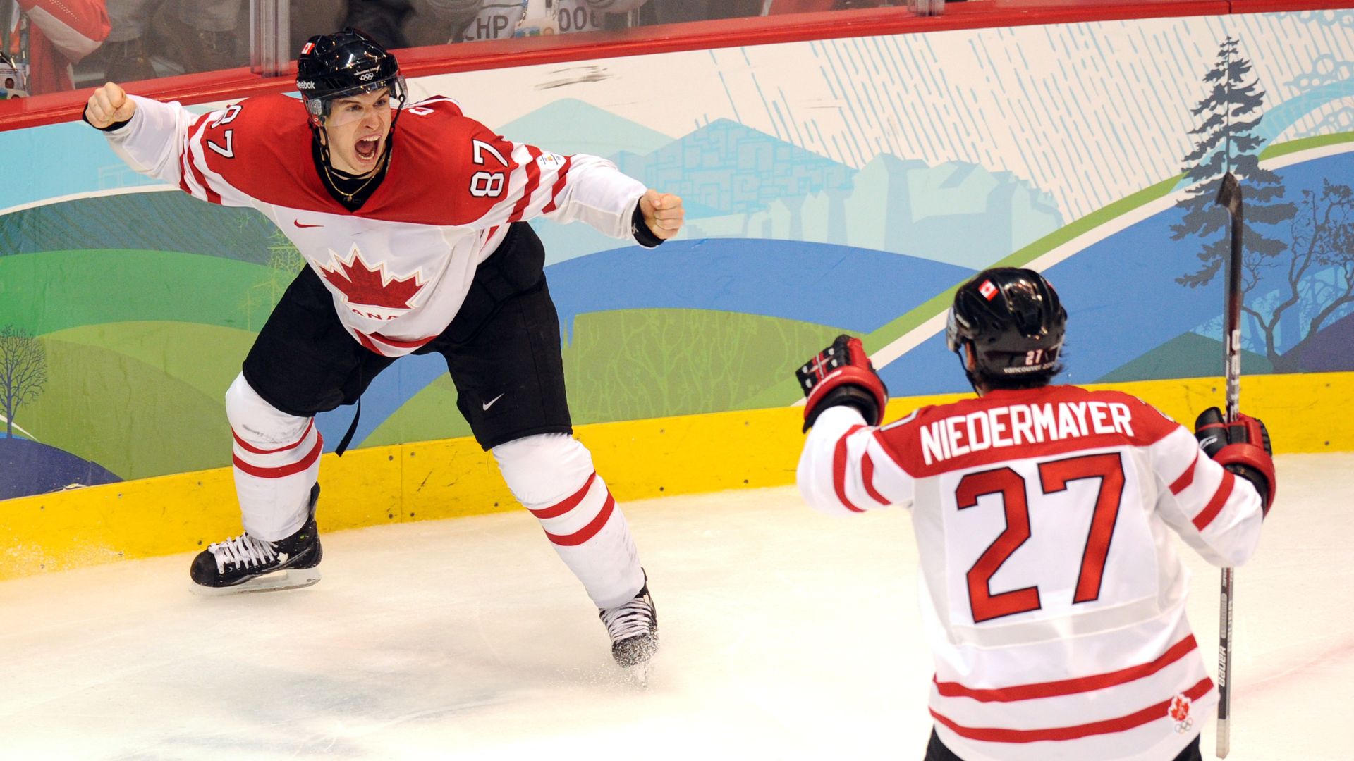 Sidney Crosby celebrates Canada winning the gold