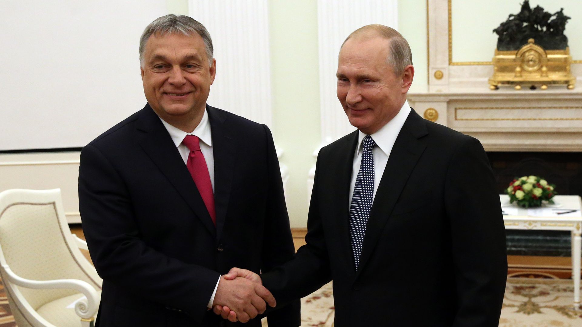 Hungarian President shaking hands with Russian President Putin