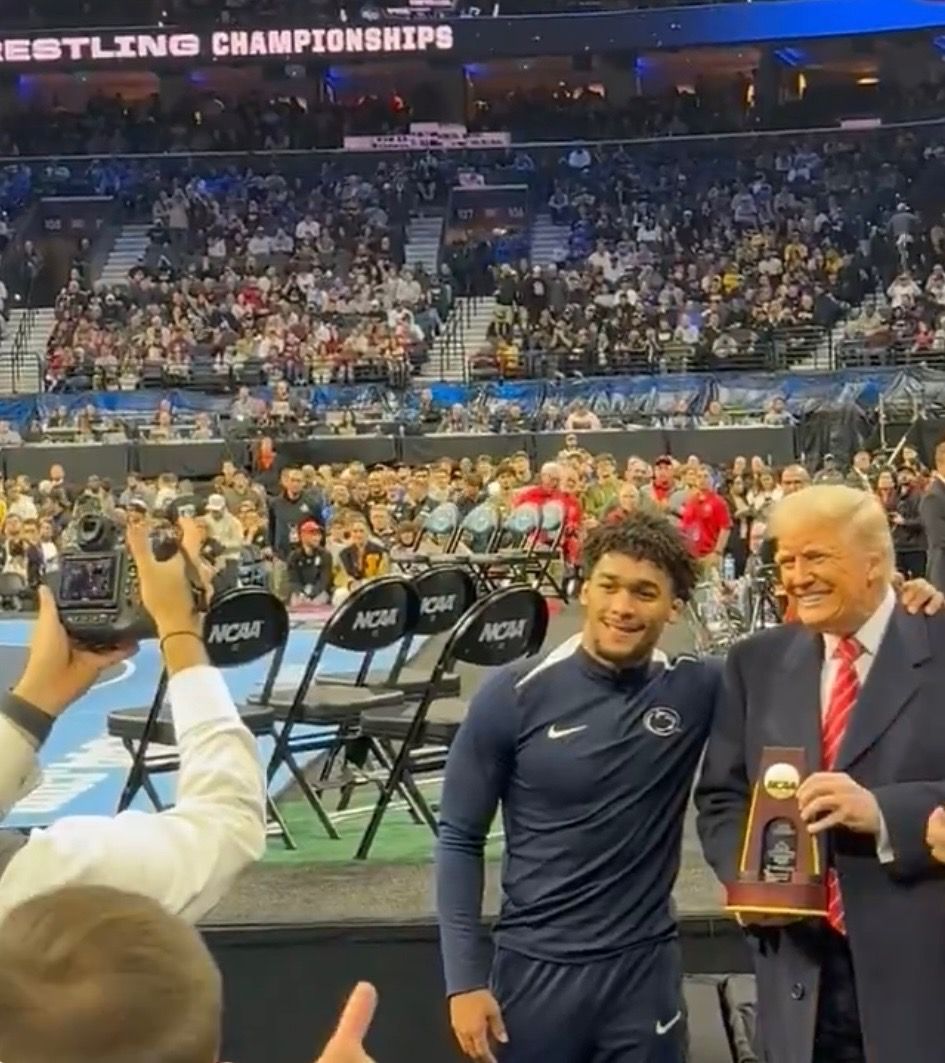 Carter Starocci wins his 5th NCAA D1 Wrestling Championship and shakes hands with the POTUS 
