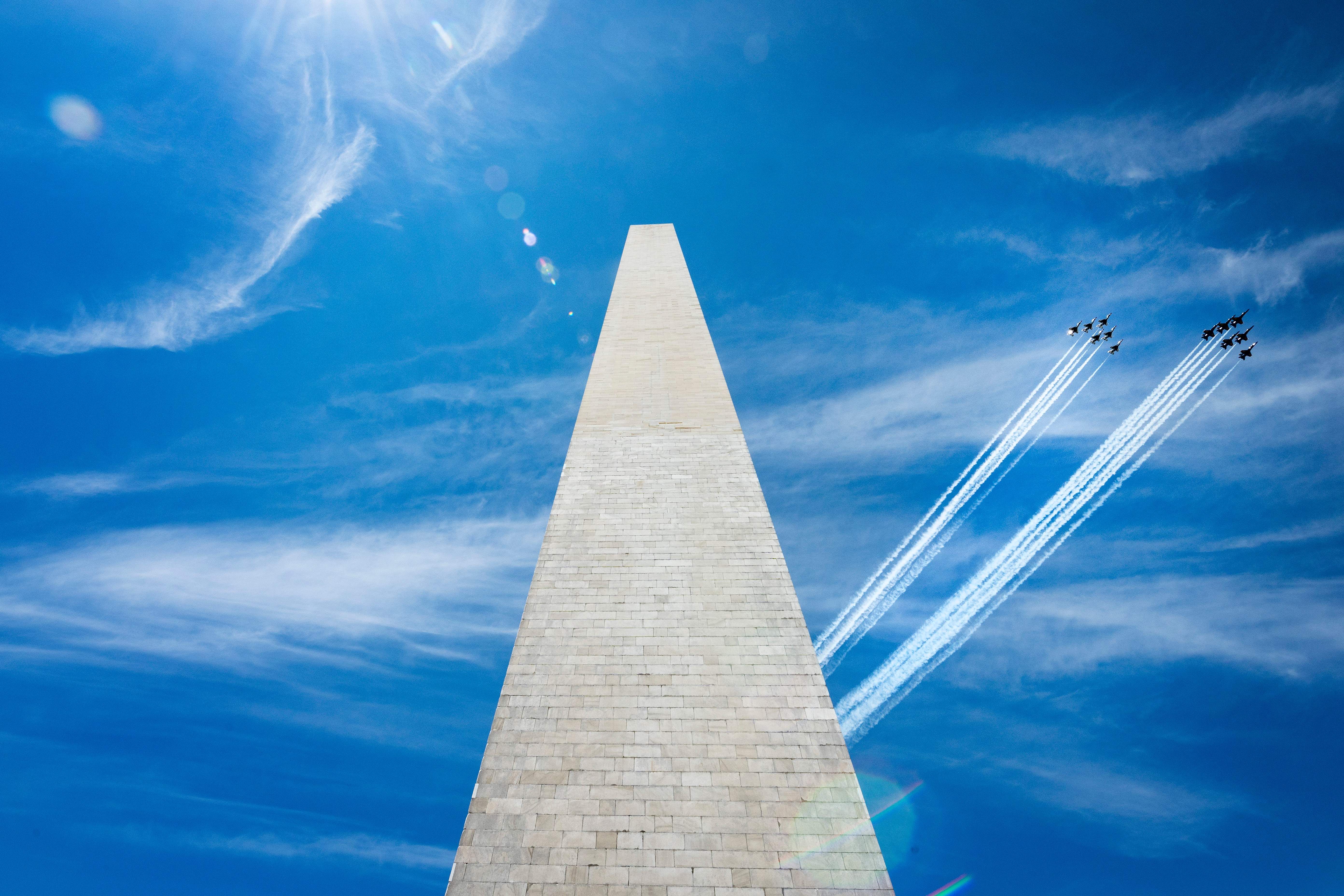 The planes fly past the Washington monument