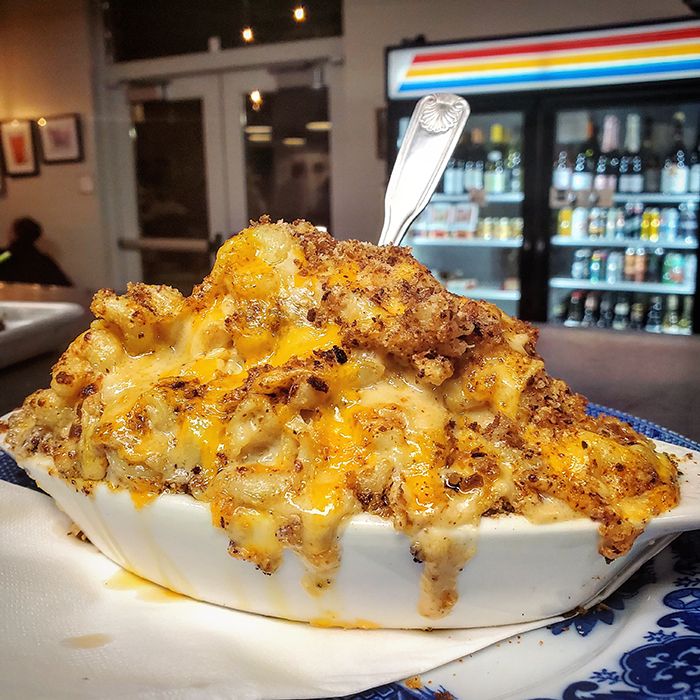 mac and cheese at loyalist market