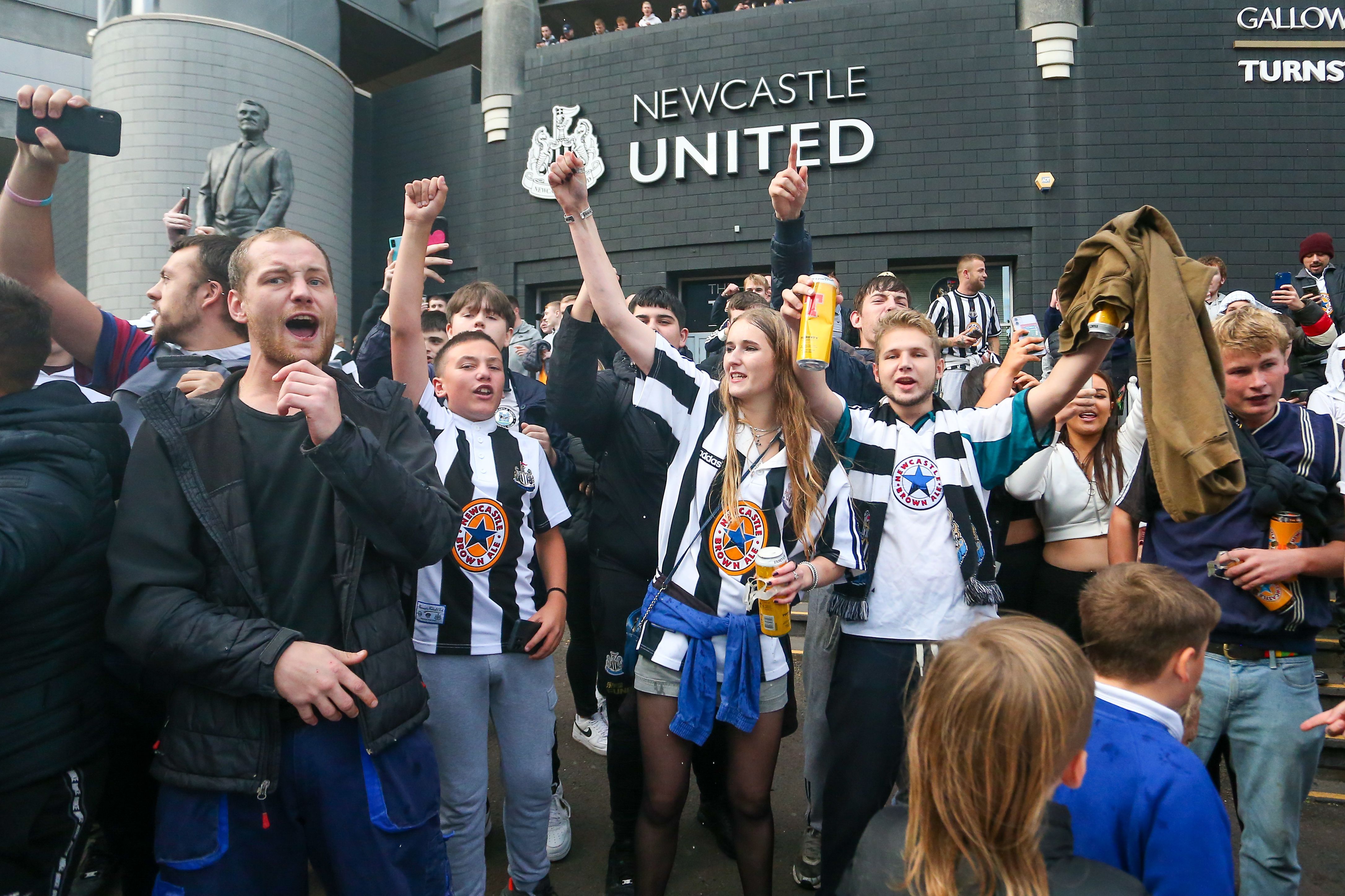 Picture of people wearing Newcastle United uniforms celebrating