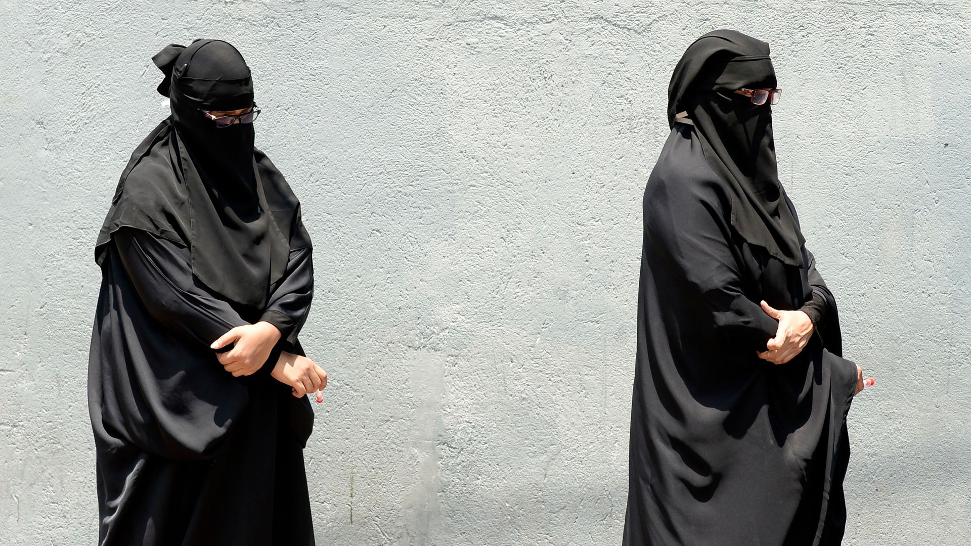 Picture of two women in Sri Lanka wearing burqas