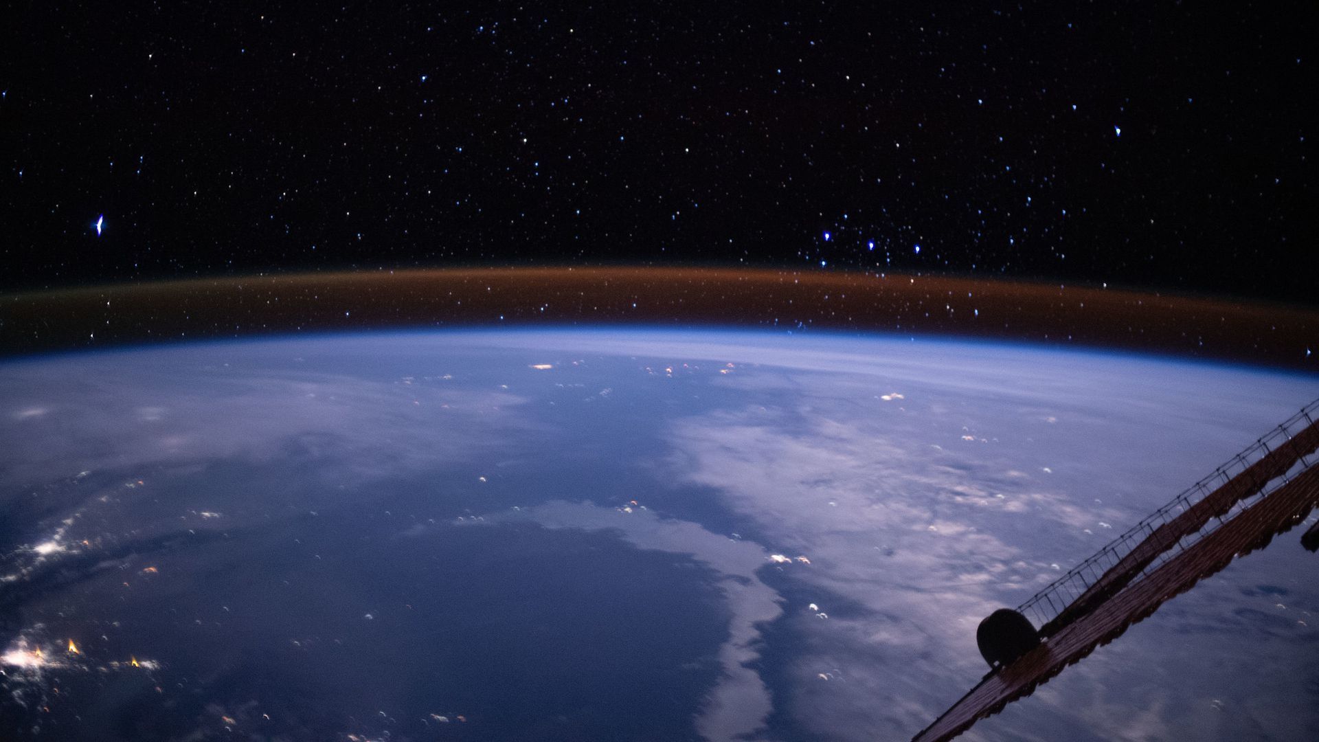 Astronomers Capture Earth S Atmosphere Glowing From Space Axios