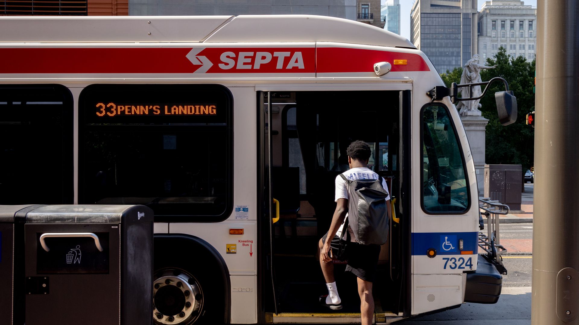 A commuter boards a SEPTA bus in Philadelphia, Pennsylvania. Photo:  Hannah Beier/Bloomberg via Getty Image