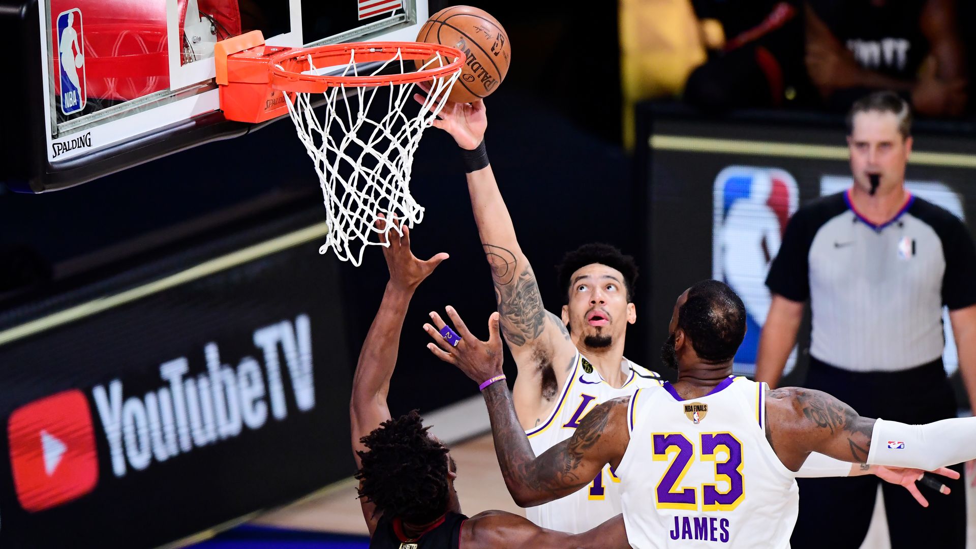 LA Lakers play basketball