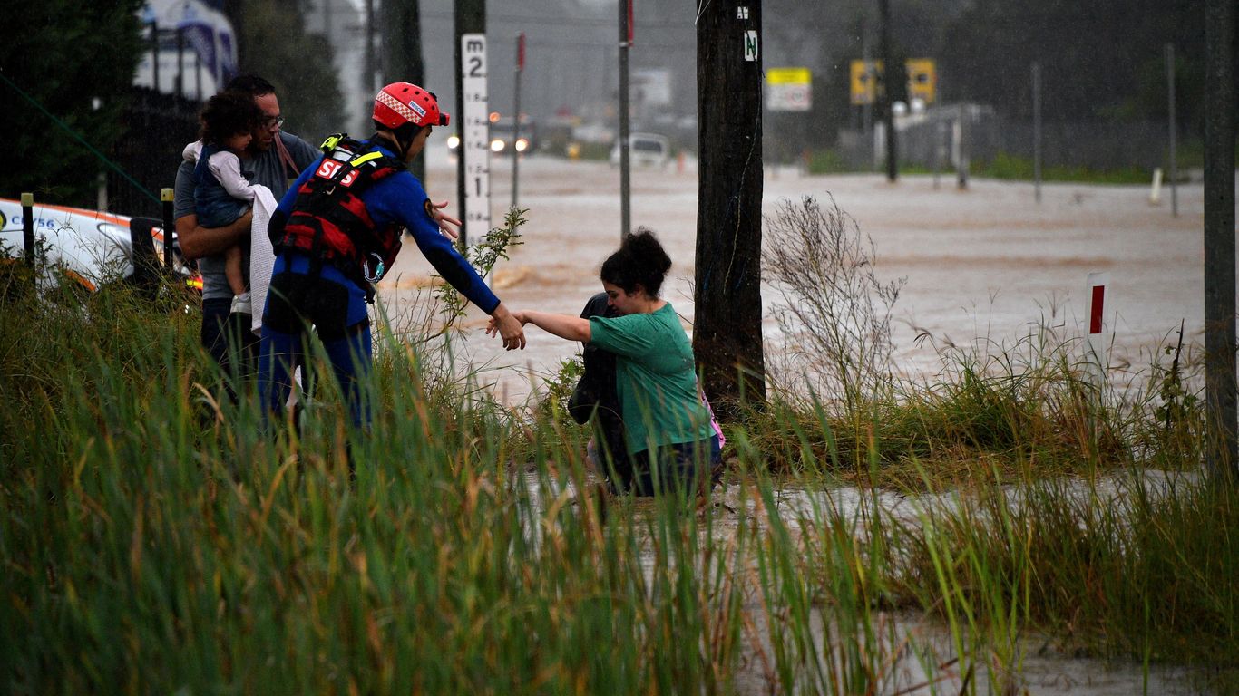 Floods in Australia: Thousands of people in Sydney must evacuate amid record rain