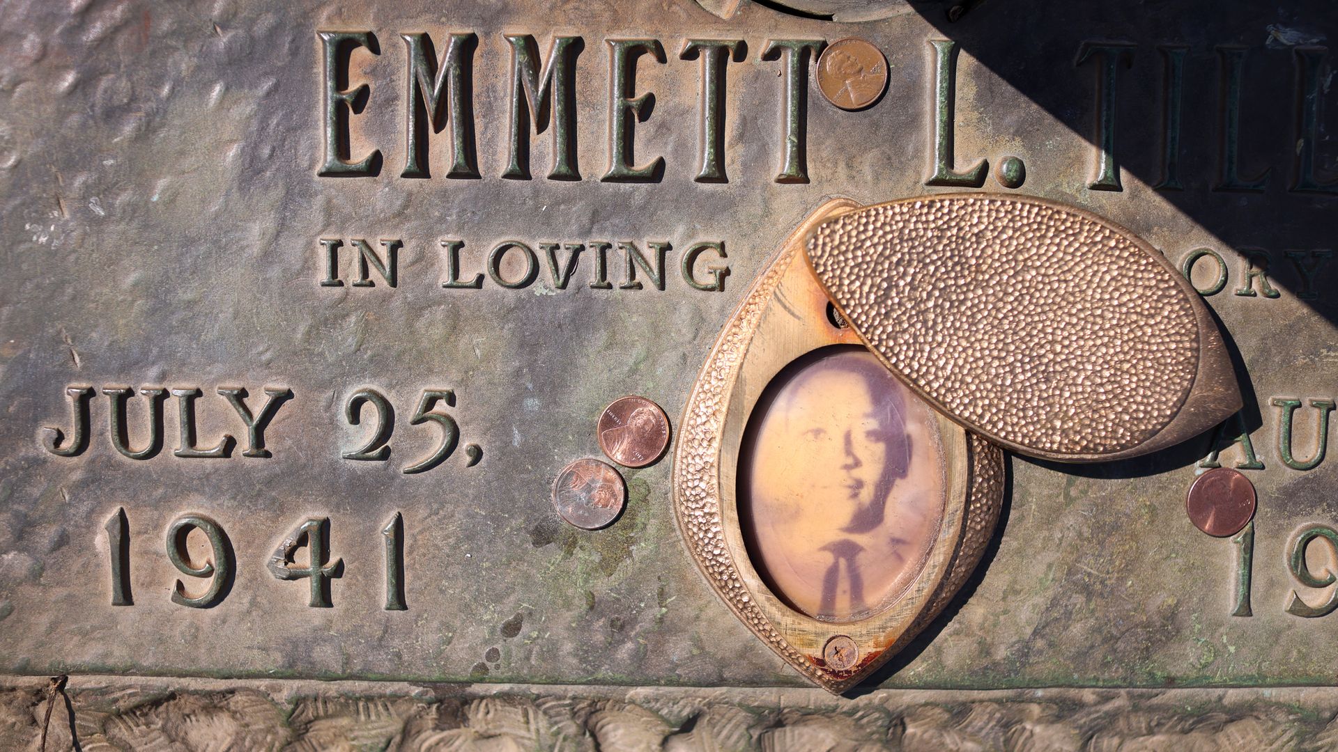 Photo of Emmett Till's tombstone