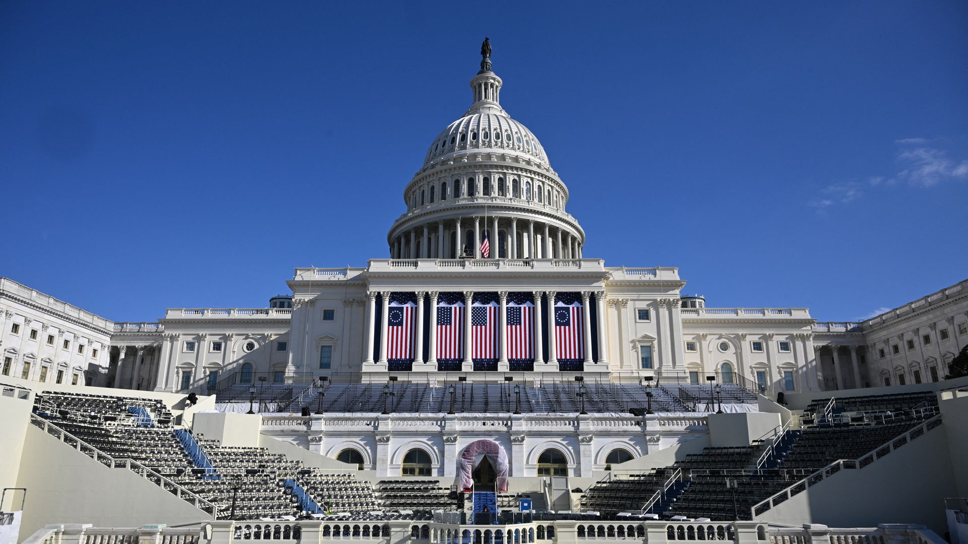 Las banderas estadounidenses se exhiben en el frente oeste del edificio del Capitolio de los Estados Unidos, donde tradicionalmente se lleva a cabo la inauguración presidencial, el 17 de enero de 2025, en Washington, DC. El presidente electo de los Estados Unidos, Donald Trump, dijo el 17 de enero de 2025 que su toma de posesión como presidente de los Estados Unidos el 20 de enero se trasladará
