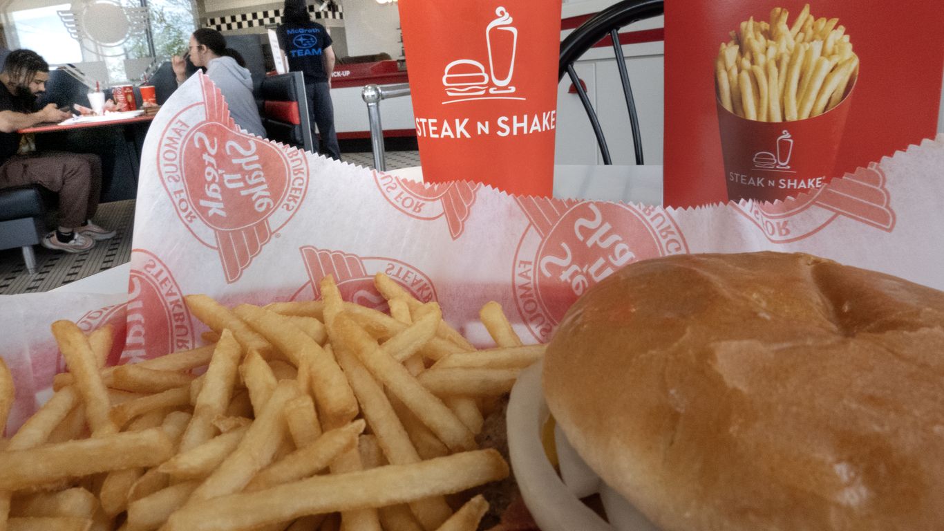 Steak 'n Shake opens at New Orleans Fairgrounds