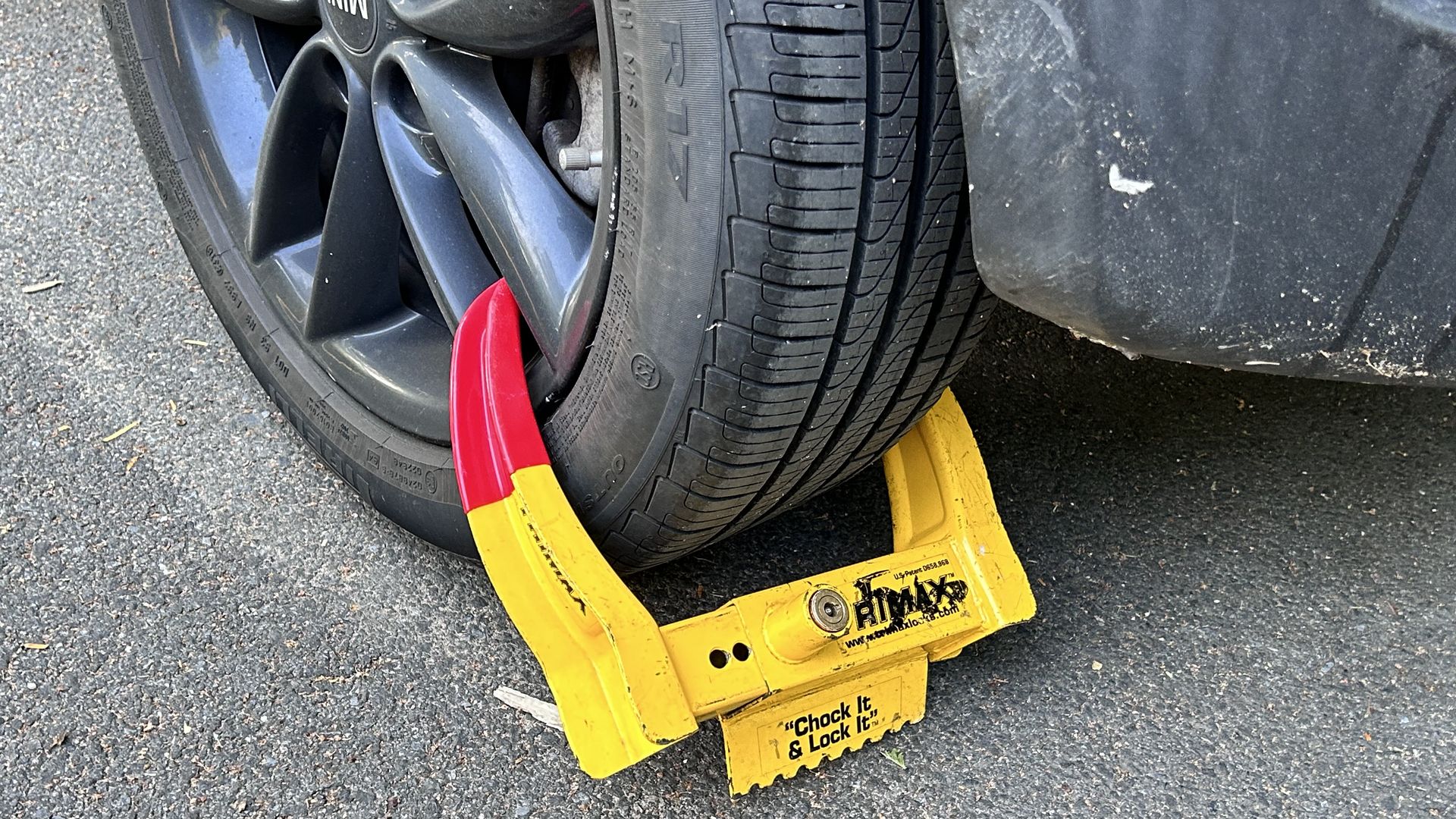a booting device locked on the wheel of a vehicle