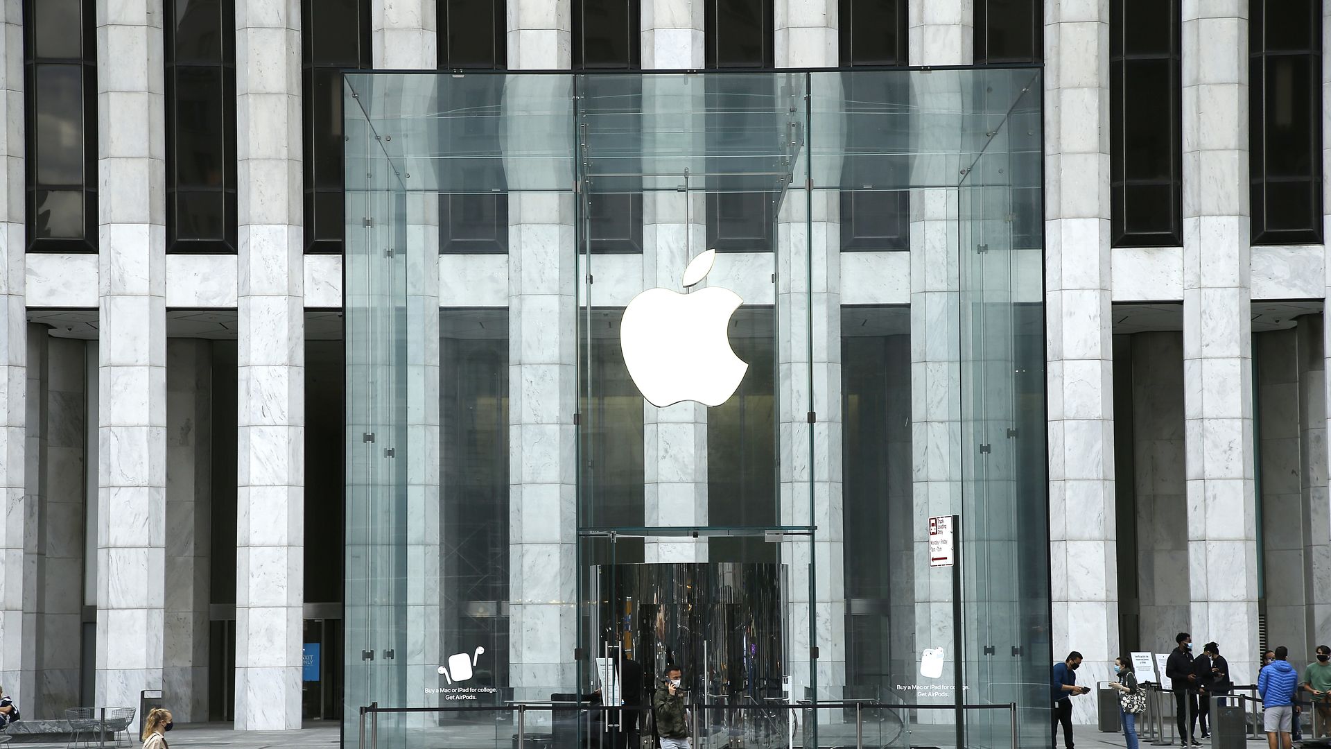 A photo of the flagship Apple Store in Manhattan.