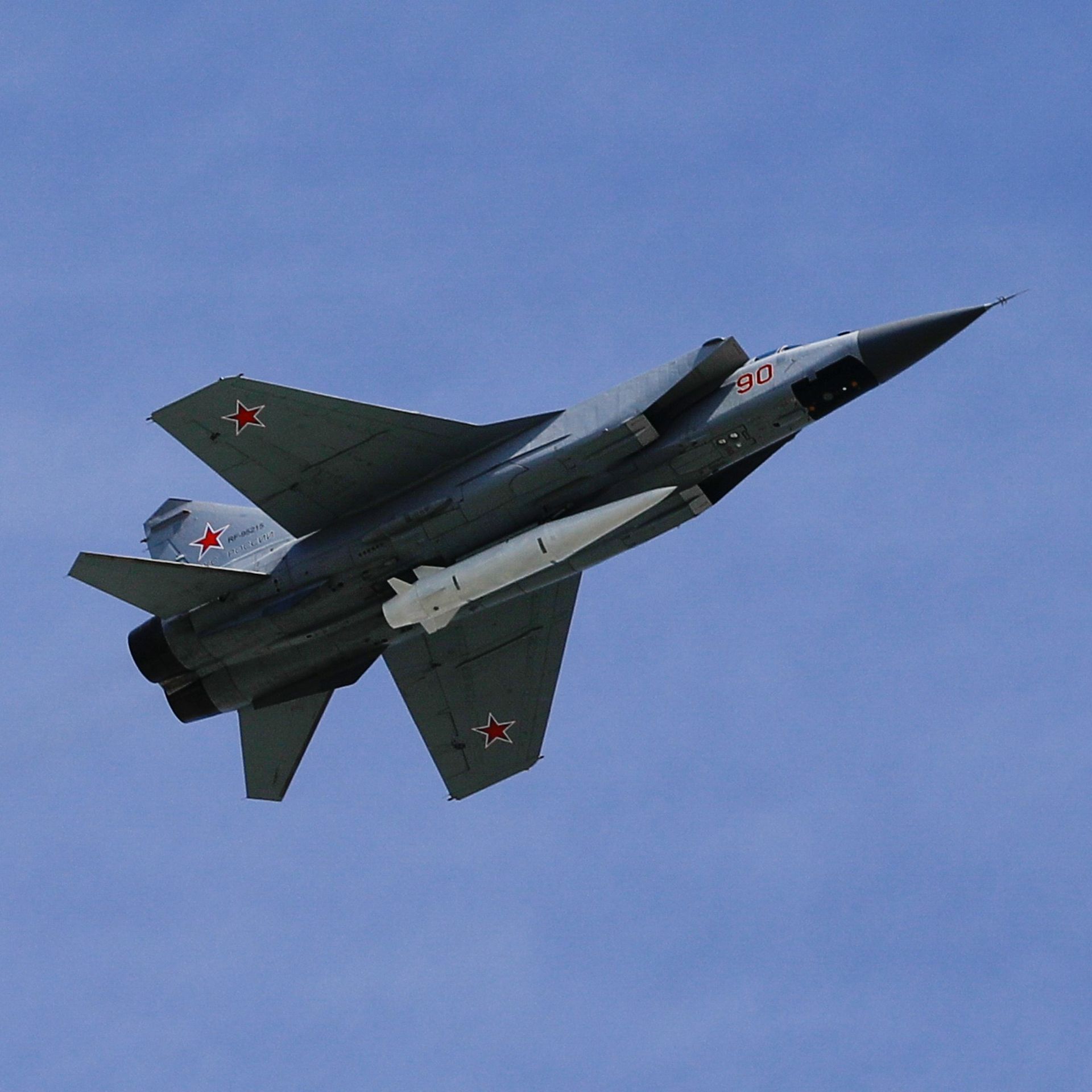 A MiG-31K fighter jet with a Kinzhal hypersonic missile attached.