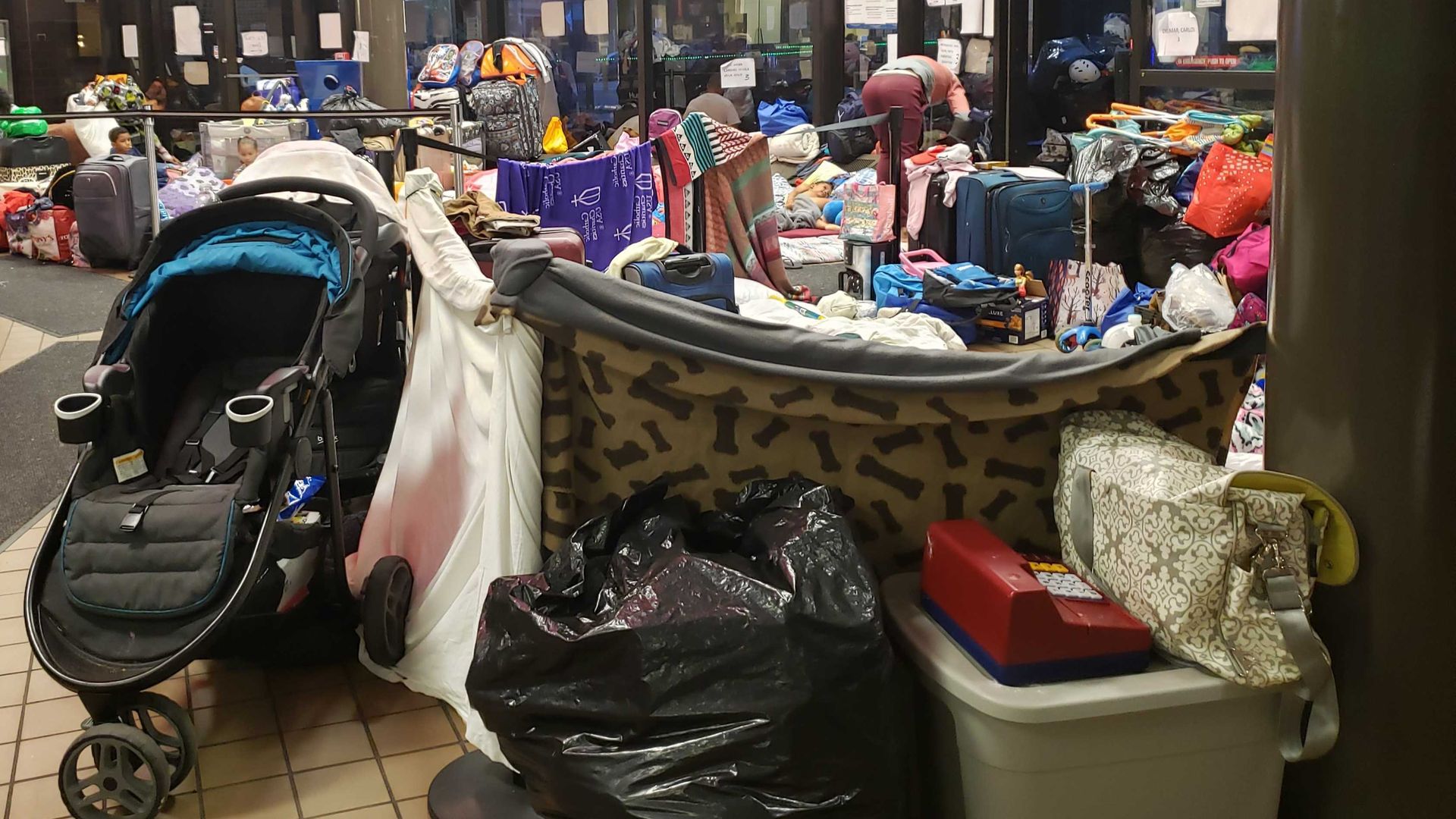 Crowded police station 