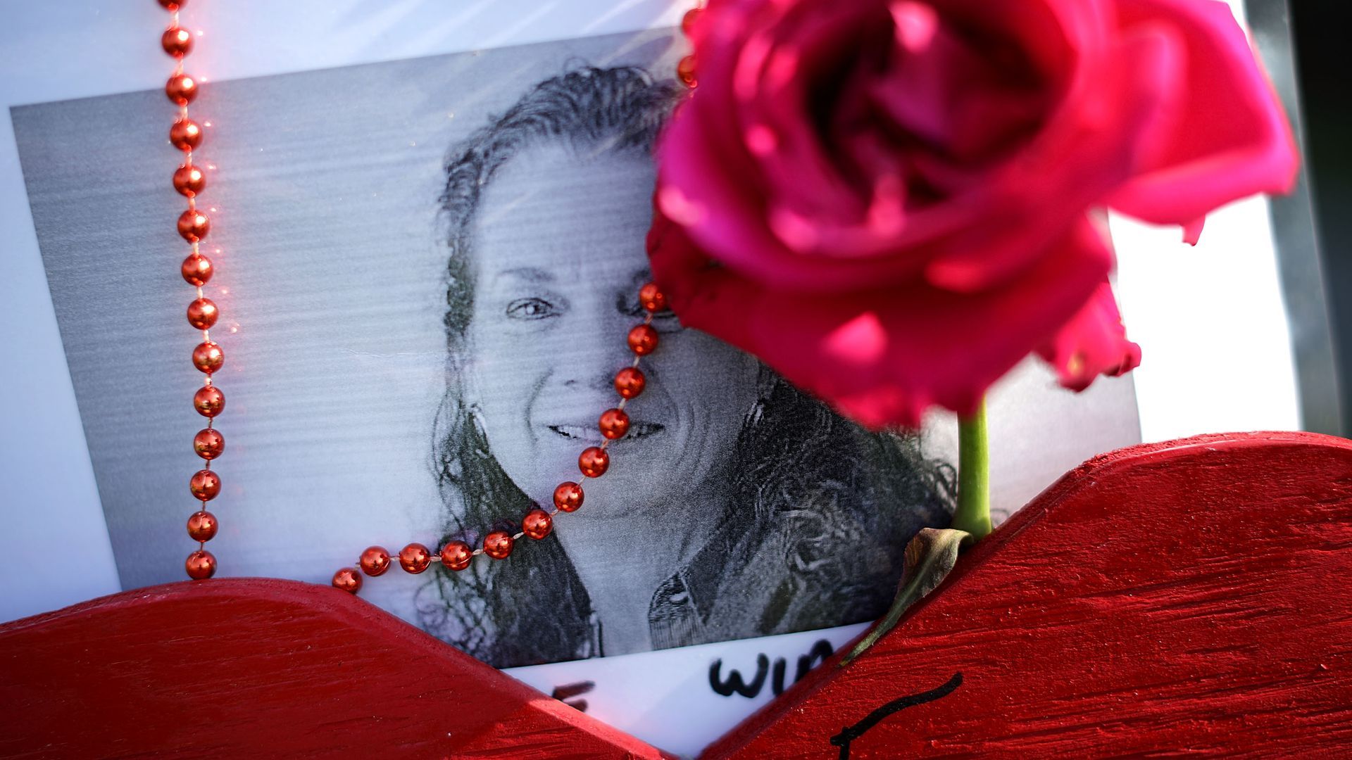 Photo of a makeshift memorial outside the Capitol Gazette office in 2018 commemorating the death of columnist Wendi Winters.