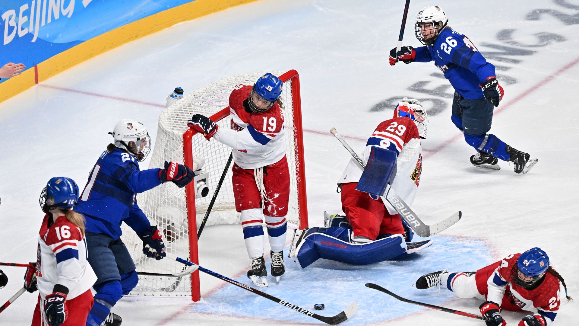  USA's Hilary Knight (2L) celebrates after scoring a goal during the women's play-offs quarterfinals match of the Winter Olympic Games ice hockey competition between USA and Czech Republic