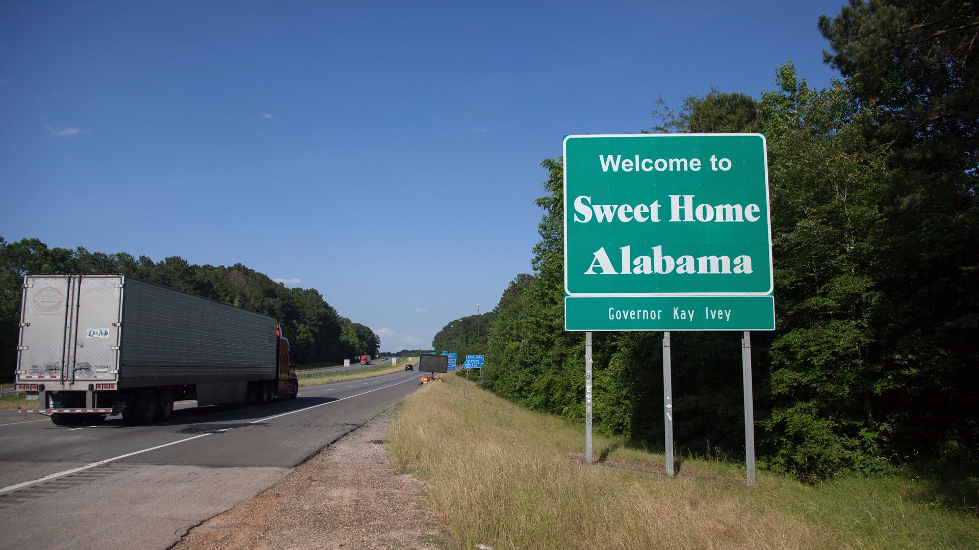 a welcome to alabama sign
