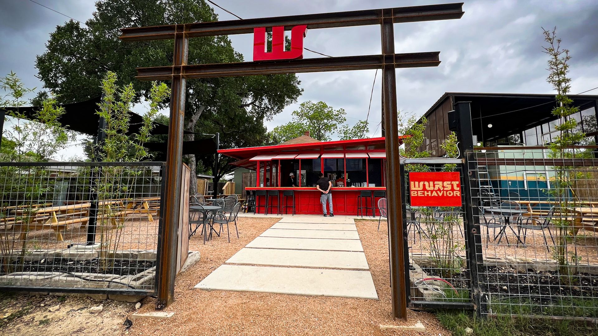The entry of Wurst Behavior is marked with a torii-gate like structure. The red bar is in view. 