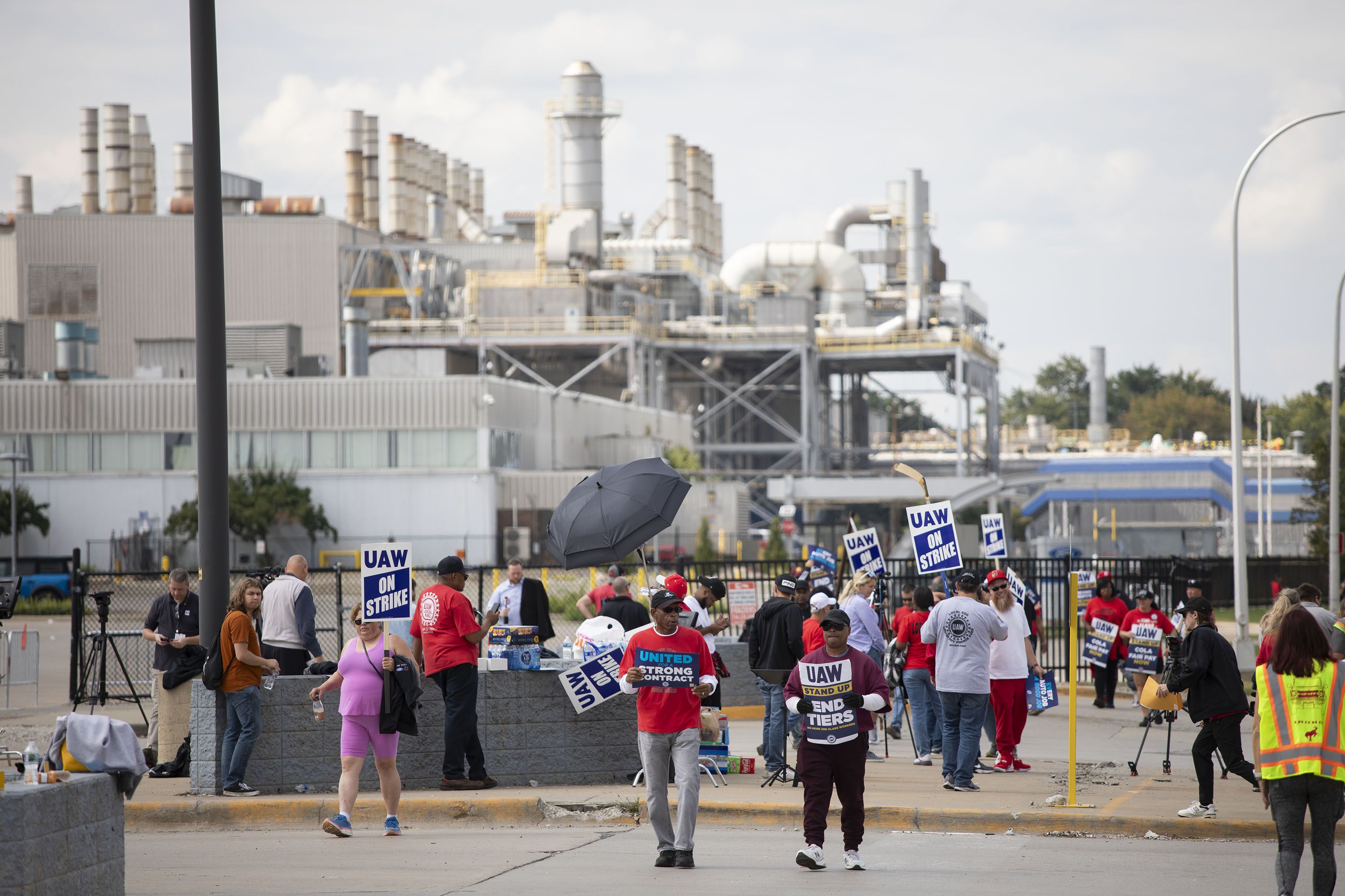 UAW members outside a Ford assembly plant in Wayne, Michigan, on Sept. 15.