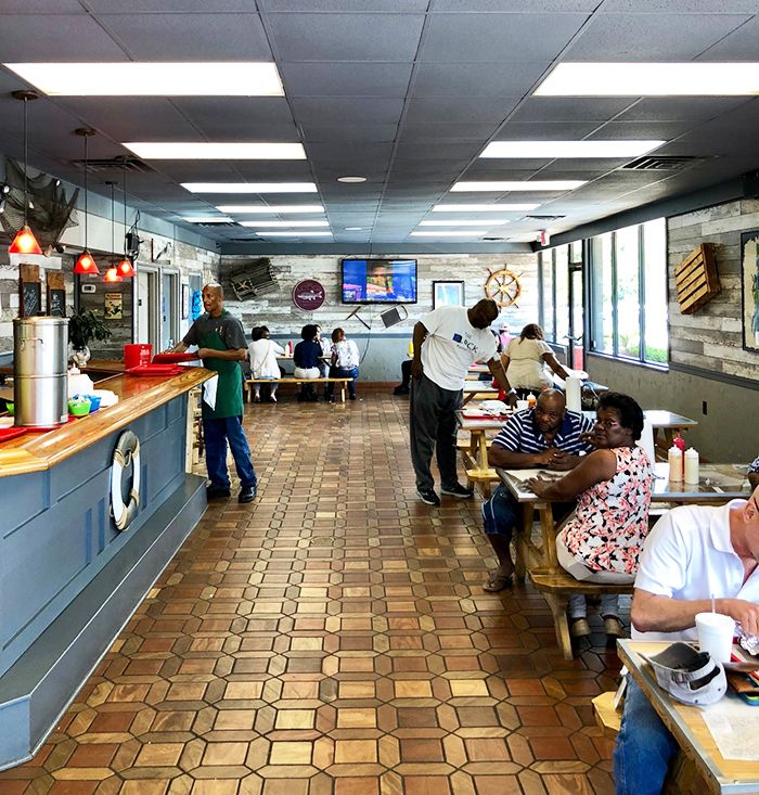 inside-dining-area-po-boys-seafood-charlotte