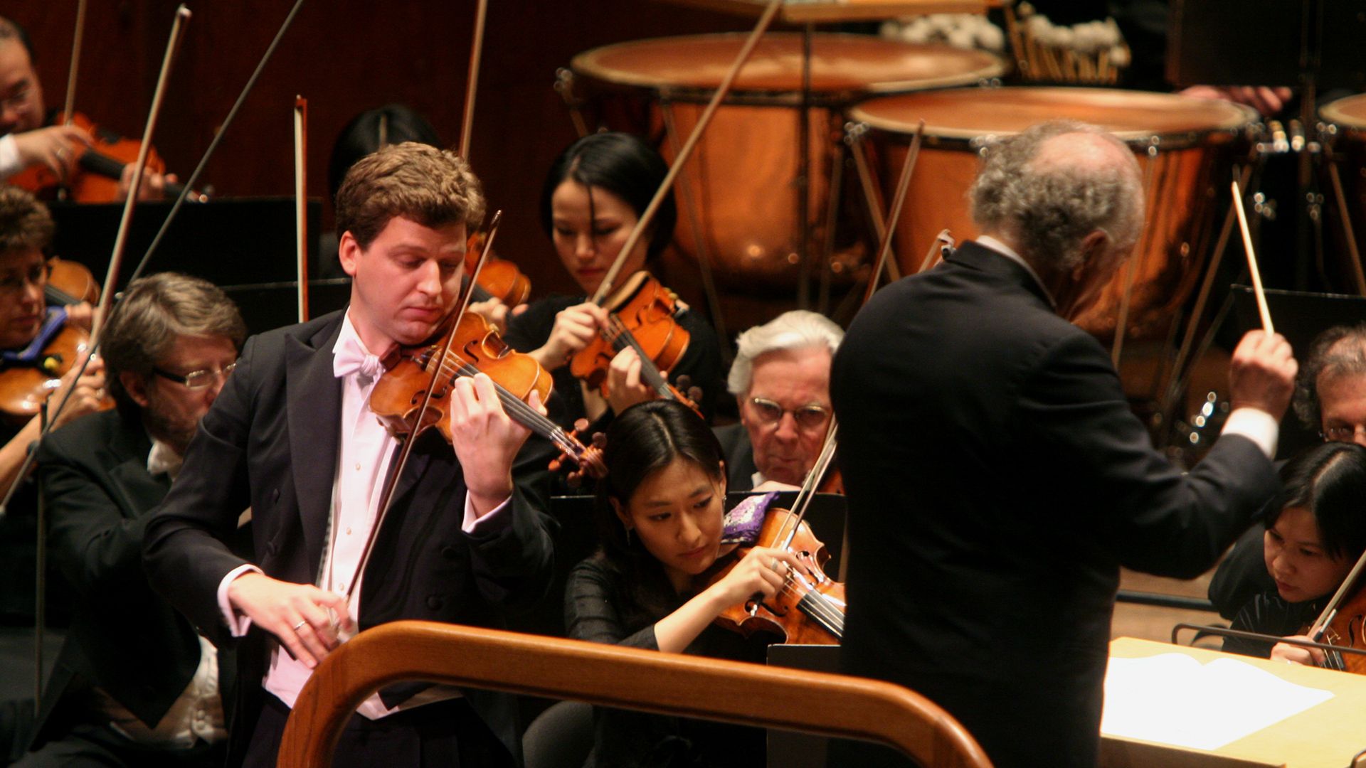 Lorin Maazel conducting the New York Philharmonic in the program of Rossini, Mendelssohn, Glazunov and Strauss at Avery Fisher Hall on Saturday night, November 24, 2007.This image;James Ehnes performing "Concerto for Violin and Orchestra in A minor" with the New York Philharmonic conducted by Lorin 