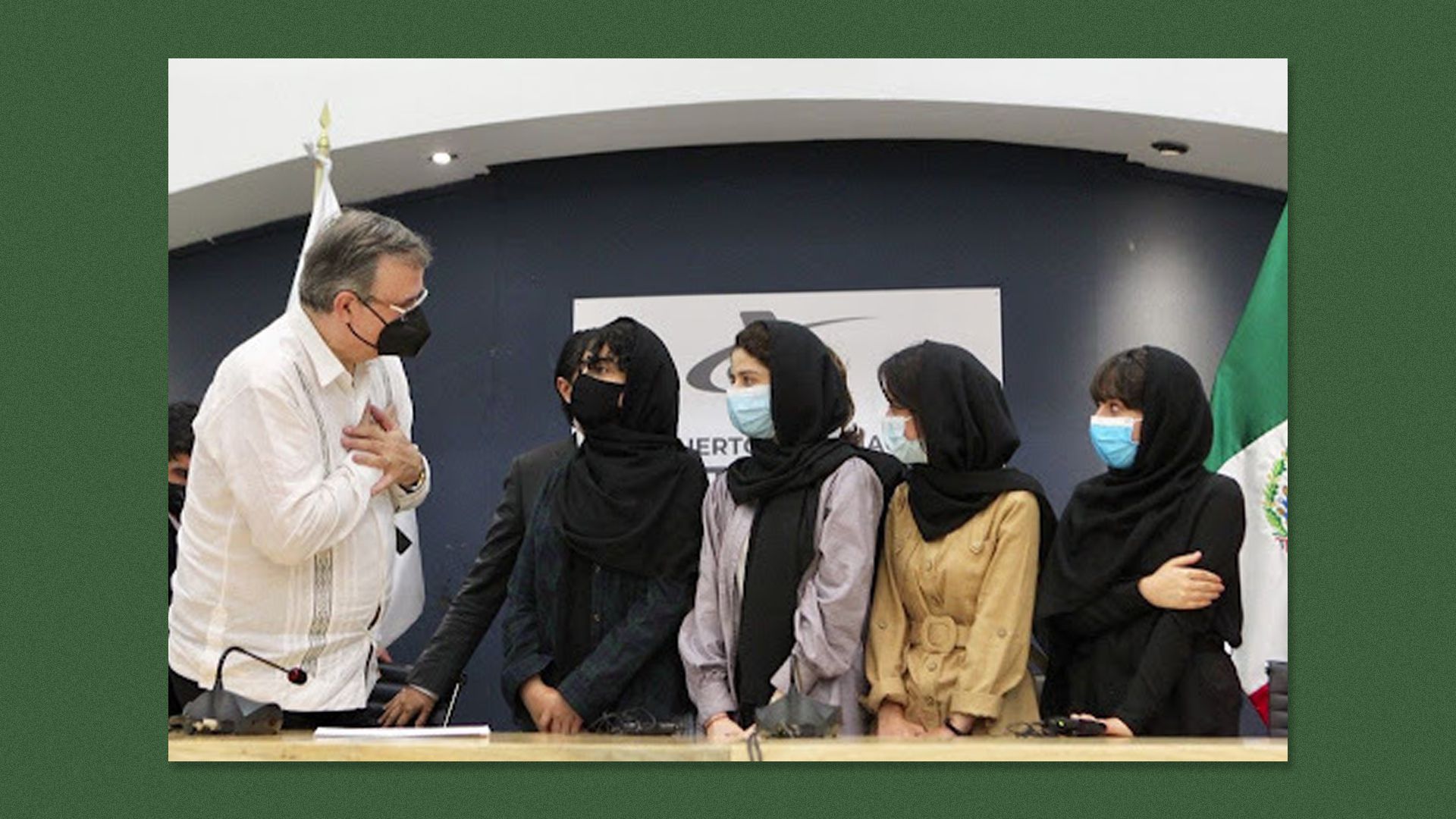 Picture of Foreign Affairs Minister Marcelo Ebrard with the members of the Afghan women’s robotics team