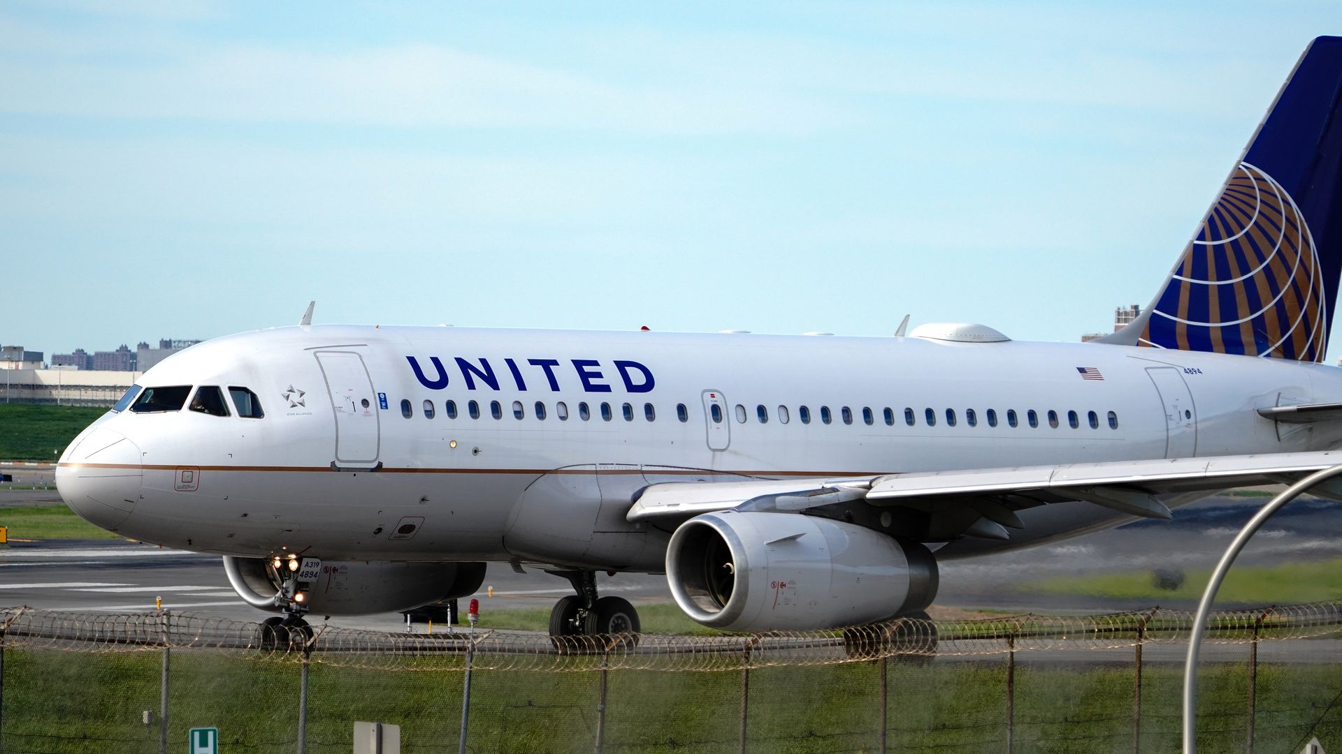 United Airlines Halves Planned Layoffs To 16 370 Axios