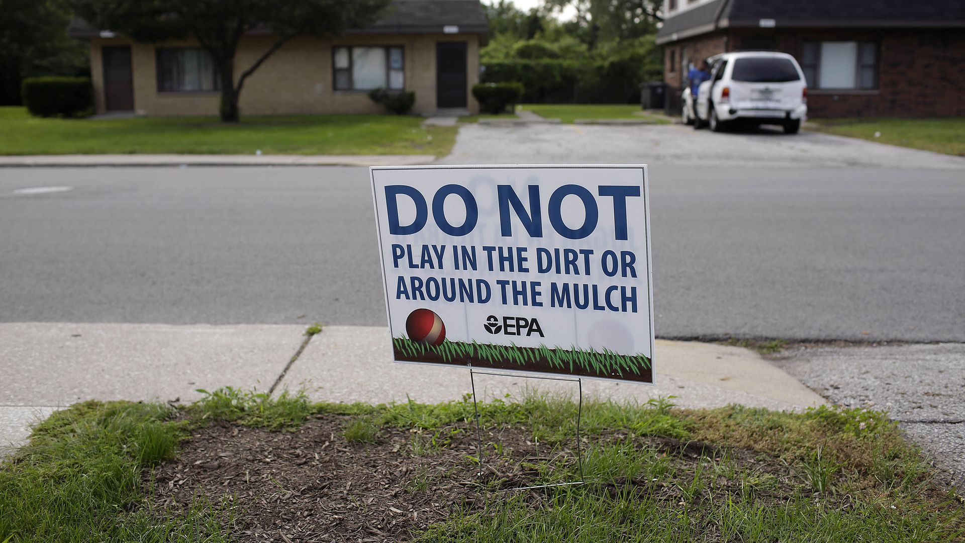 A sign reading DO NOT play in he dirt or around the mulch