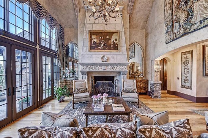 8495 Norman Estates Dr living room