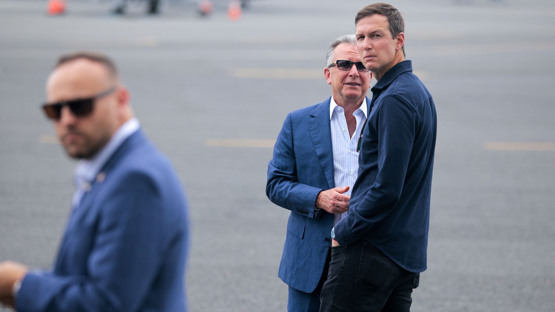 Pistte sohbet eden erkekler
