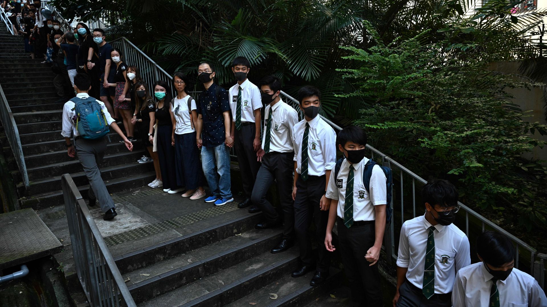 Students, alumni and teachers join the human chain rally. 