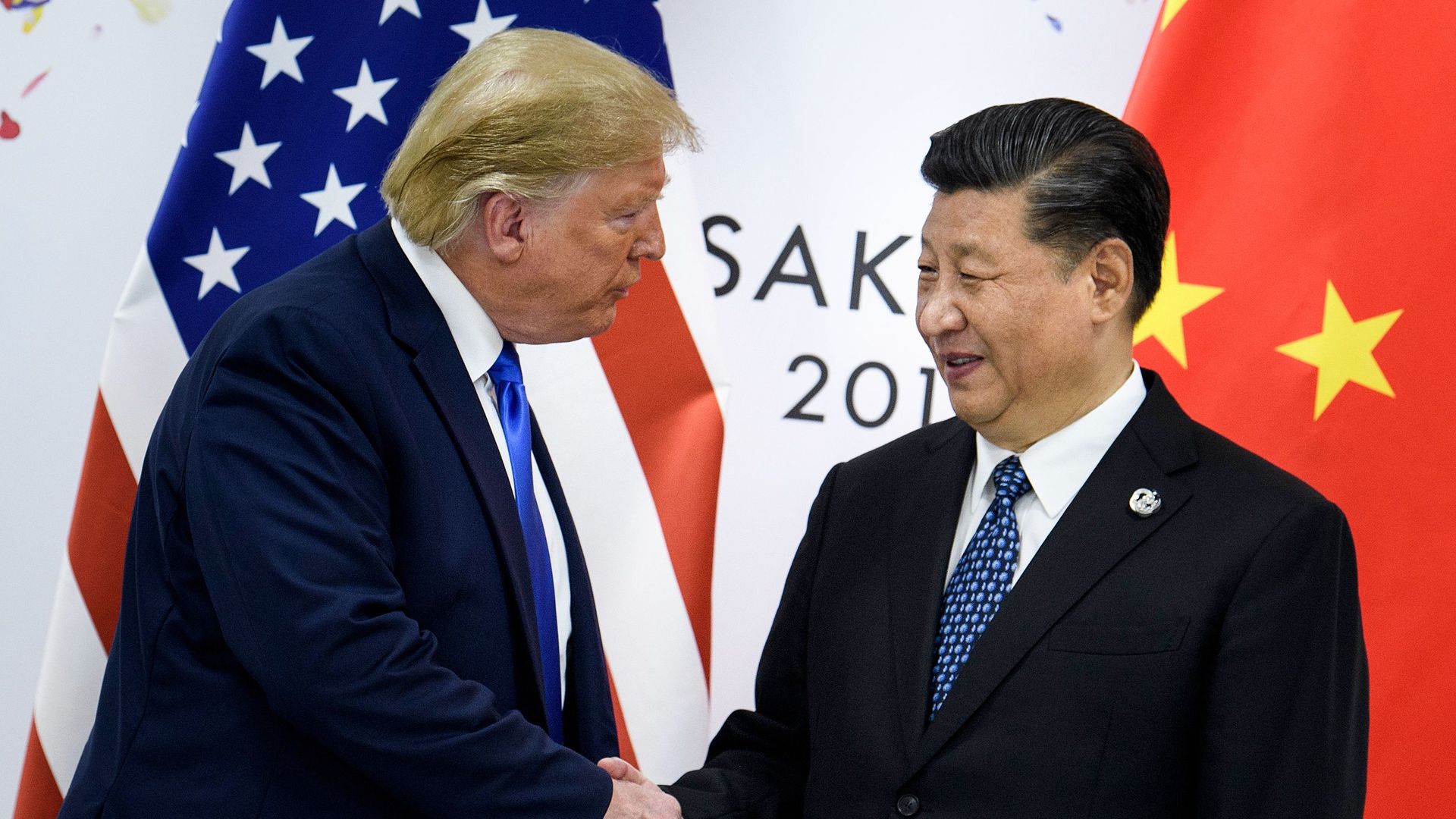 Xi Jinping shakes hands with Donald Trump