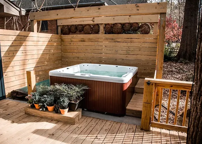 Luxury Treehouse in the heart of Columbia hot tub