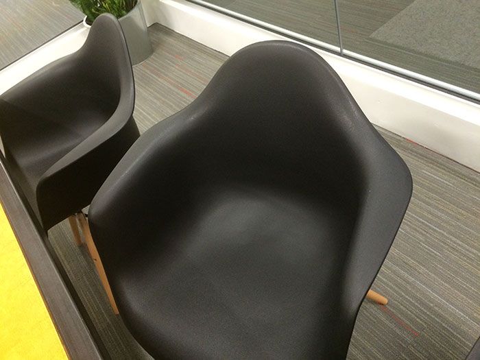 black-chair-advent-coworking